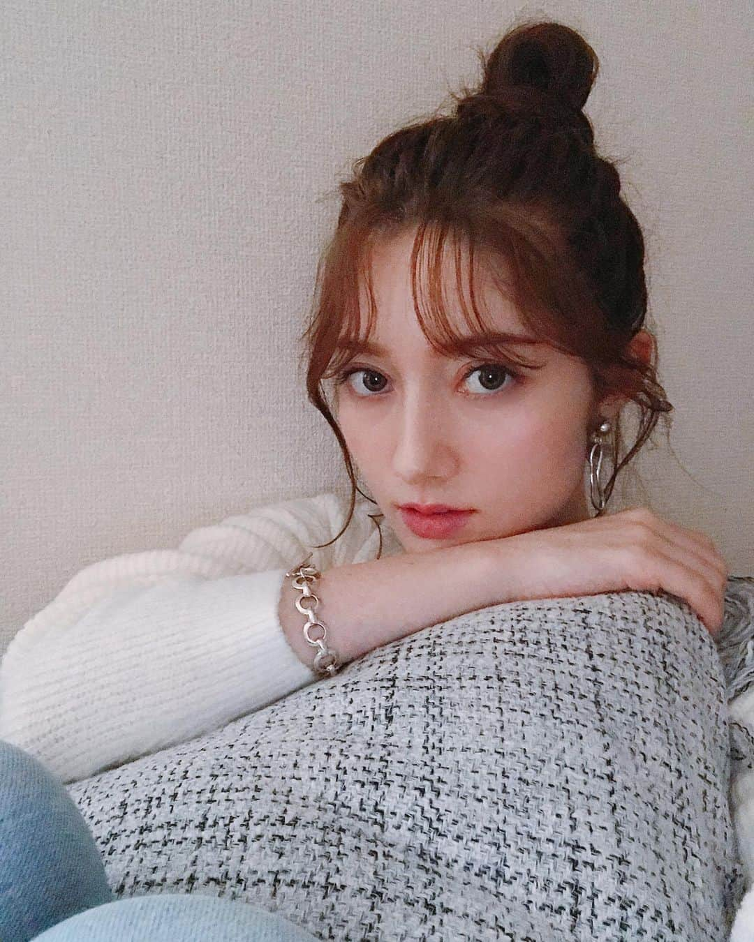 ティファニー春香さんのインスタグラム写真 - (ティファニー春香Instagram)「. ヘアメイクさんがしてくれた絶妙なお団子スタイル🌟 外すの勿体無くて撮影後もそのままで過ごした日☺︎ この後れ毛や巻き具合、ラフさ加減自分ではなかなか 難しくて出来ないんだよね😫💫 . ２枚目は今日の作り置き。 手羽大根の柔らか煮、大根もよく染みてる👀♪ 煮物が美味しい季節になりましたね🍁 . #hairstyle #makeup #ヘアスタイル #お団子 #お団子ヘア #ヘアアレンジ #つくおき #作り置き #春香ごはん」10月16日 21時53分 - tiffanyharuka