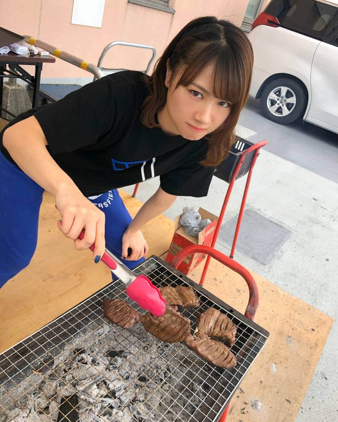 のインスタグラム：「. . #牛タン #炭火 #仙台サンプラザホール #宮城 #仙台 #morningmusume1 #モーニング娘19 #石田亜佑美 #トング片手にかっこいい (♪海岸清掃男子 より)」