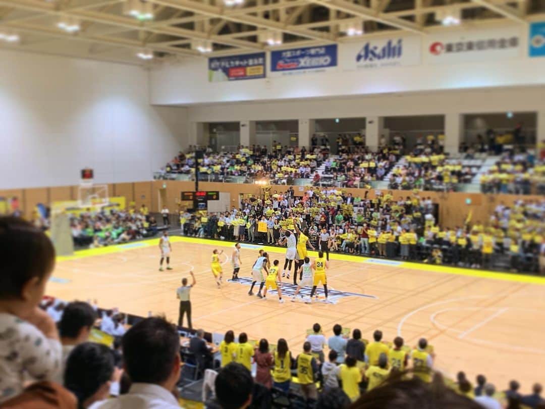 のインスタグラム：「. . Bリーグ初生観戦🏀‼︎ . . Vリーグとなにが違うのか、 見習うべきところや マネすべきところはどこか、 バレーボールの特性を活かした ファンの方の楽しませ方は どんなものがあるのか… そんなことばかり考えてしまい 純粋にゲームを楽しめず…苦笑。 . . 週の真ん中の水曜日の夜にもかかわらず たくさんの方が来られていて 楽しんでいる姿、最高でした‼︎ . 仕事帰りにビール飲みながら 大きな声を出してストレス発散‼︎ 健康的‼︎‼︎‼︎ . . する、みる、支える スポーツと関わることでみんなが健康に‼︎ そんな社会を作っていきたい‼︎ . . 勉強になりました‼︎ ほかのチームのゲームも観に行きたい‼︎ . 誘ってくれた @70p ファミリーありがとう😊‼︎ . 墨田区総合体育館は 錦糸町駅からすぐだから アクセス◎というのも大きいな🤔 . .  #Bリーグ #バスケ #🏀 #サンロッカーズ渋谷 #レバンガ北海道」