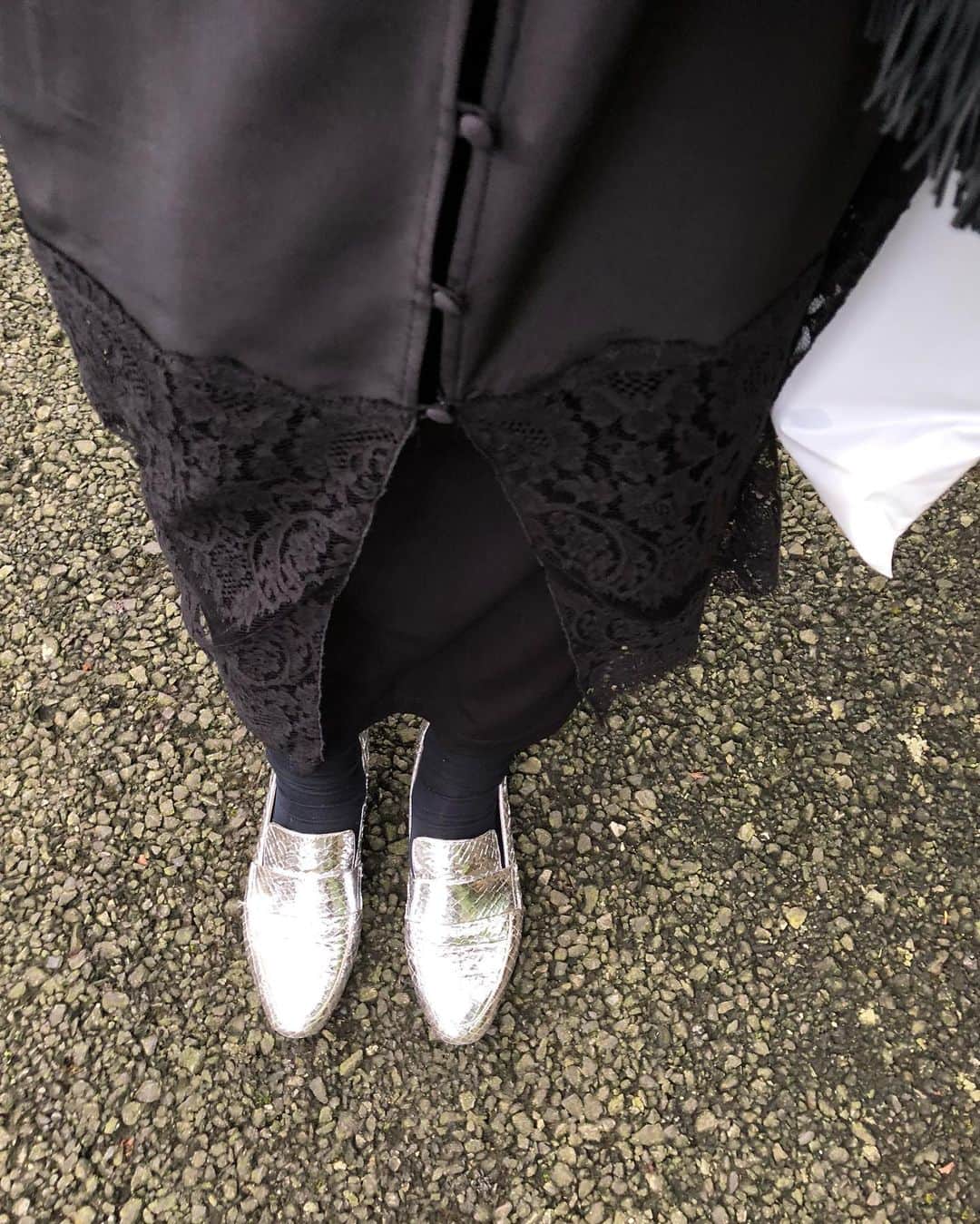進藤やす子さんのインスタグラム写真 - (進藤やす子Instagram)「先週の賢島→比叡山の旅で履いてた靴がこちら💁‍♀️ . せっかくのラグジュアリーリゾート（ #ひらまつ賢島 ）なのでキレイ目な靴＋次の旅先の比叡山は歩きやすい靴がマスト ということで双方に最適な柔らかい革のメタリックローファーに。 これは今期のもの。手持ちの他のシルバーの靴よりやたらギラギラしてるのが購入の決め手でした😁 . 最近は近場の旅をしょっちゅうしてるのもあり、歩きやすいペタンコ靴でちょっとエッジが効いているものに目がありません。 . そういえば自分のファッションのことを投稿するのは久々だ〜 . . . #旅アイテム  たまには #ファッション のこと」10月16日 21時59分 - yasukoshindo