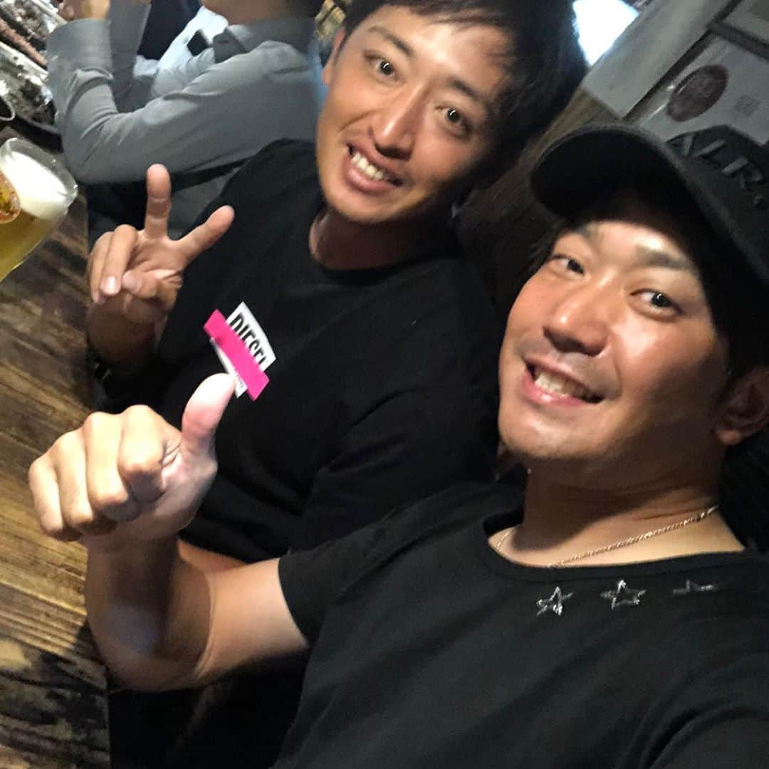 白村明弘さんのインスタグラム写真 - (白村明弘Instagram)「おつかれさまです^_^  今日は休みということで、元ロッテ現阪神タイガースの高野とご飯いってきました！高野とは今年の4月対戦した時にピッチャーライナーで頭部に当ててしまいました。当時は話したことすらない仲で、お互いに同級生の選手としか認識はなく、交流も全くありませんでした！ 当ててしまったときは、とんでもないことしてしまったと思っていましたし、許してもらえると思ってませんでしたが、高野が気さくな対応してくれたおかげで気持ちも救われましたし、その時から仲良くさせてもらってます^_^先輩と高野君と3人でご飯に行ったことはありましたが、２人でご飯に行くのは初めてで、会話が弾んで楽しかったです^_^ リーグは違いますが、お互いここから頑張って這い上がっていきます！！ たかのー！！！ありがとう！！！ 地鶏めちゃ美味しかったな！！^_^ 明日からもガンガン頑張ろー！！！ #高野圭佑 #白村明弘  #同級生 #地鶏 #丸万」10月16日 22時01分 - haku43