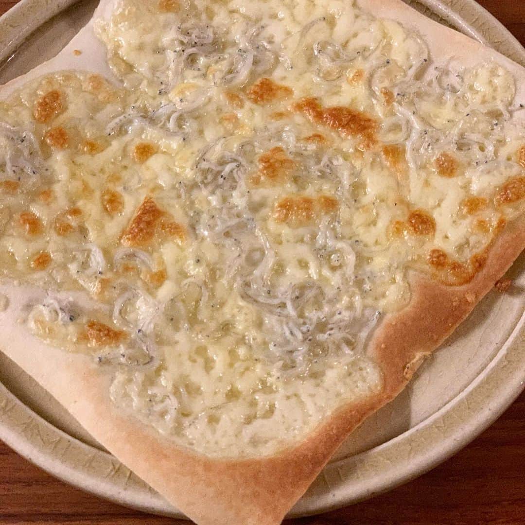AYUMIさんのインスタグラム写真 - (AYUMIInstagram)「春巻きの皮にチーズをのせて簡単ピザに。 トマトとオリーブでも、チーズにおジャコでも👍 この春巻きピザは簡単なのでキャンプの時にもよく作る一品。 キャンプの時は網で焼いたり、フライパンで焼いたり、お家では魚焼きで気軽に焼ける。 あとはキャンプでもカチョカバロを焼いたり、モッツアレラをフルーツとあわせたり♪ チーズといえば、スペイン旅行で行ったチーズ専門店のチーズも忘れられないおいしさ〜🧀 . . #AYUMIご飯 #簡単 #春巻きピザ #春巻きの皮は2枚重ねて #アウトドアでも」10月16日 22時01分 - ayumiayunco