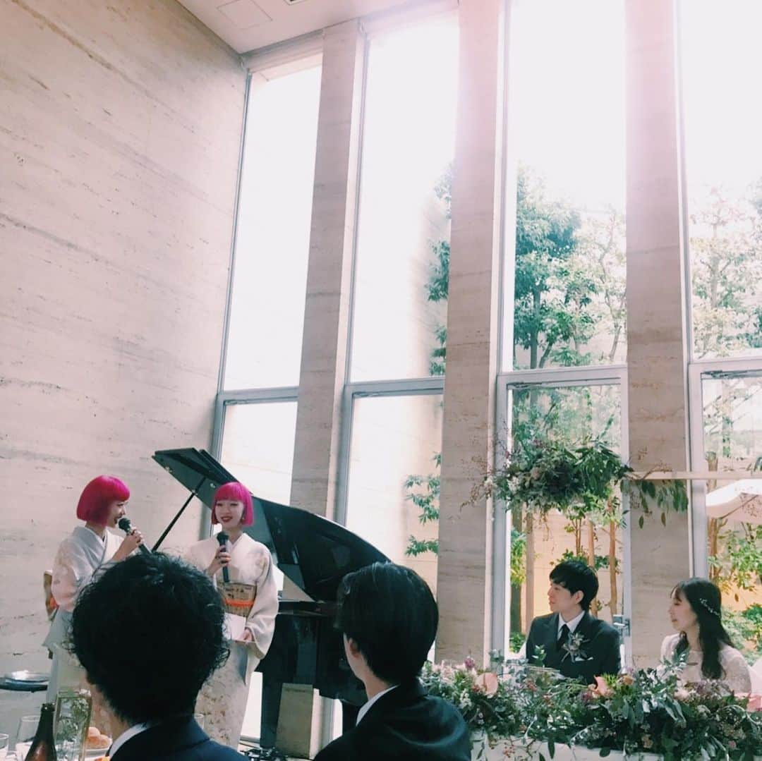 AYAさんのインスタグラム写真 - (AYAInstagram)「Wishing you lots of love and happiness.💐💖🌹 結婚おめでとう!!!!💍 私達の大切な人 @achi1029 ❤️❤️❤️❤️ いつも温かい優しさで包んでくれてありがとう。 あちのお陰で大切な友達の温かさを知る事が出来たんだ。 誠実で心優しくて、 大事な人を、大事なことを、ちゃんと大事にする事が出来るあちの愛情に沢山の事を学びました。 これから先も ずっとずっとそばにいさせてね。 新婦友人代表スピーチ 嗚咽の号泣スピーチでごめんなさい。笑 (前日は緊張し過ぎて寝れなかった🥶) 💨 88年生まれのマブダチ(笑)達の 余興は最高に最高に最高でした。 友達って最高だ！と みんなに出会えて幸せだ！と。  大切なひとの大切な瞬間に立ち会えて こうしてお祝い出来る事に感謝致します。 昨日は本当に幸せな1日だった 一生忘れないな。 あち、ありがとう🌹」10月16日 22時09分 - ayaxxamiaya