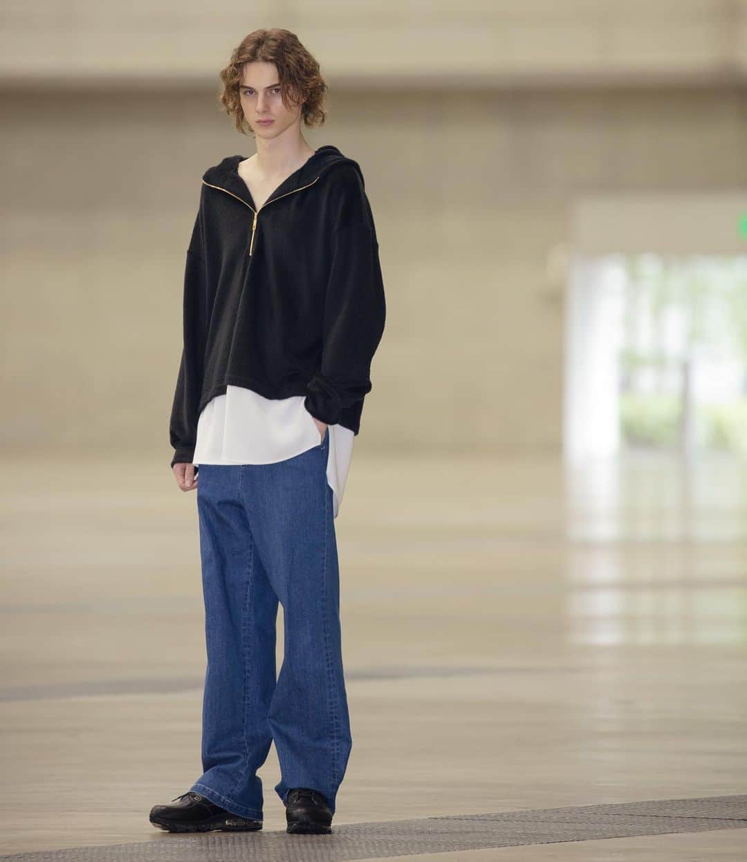Lui's Lui's official instagramさんのインスタグラム写真 - (Lui's Lui's official instagramInstagram)「▼LOOK BOOK﻿ Lui's  2019-2020  Autumn & Winter Collection﻿ Season Thema 【 BLACK 】﻿ ﻿ ﻿ hoodie / @cullni ﻿﻿ pants / @lot_holon ﻿ shoes / @tomo_and_co ﻿ ﻿ ﻿ ﻿ #luisfashion﻿ #cullni﻿ #lotholon  #tomoandco ﻿ #2019aw﻿ ﻿#クルニ #ロットホロン #トモアンドシーオー」10月16日 22時10分 - luis_official___