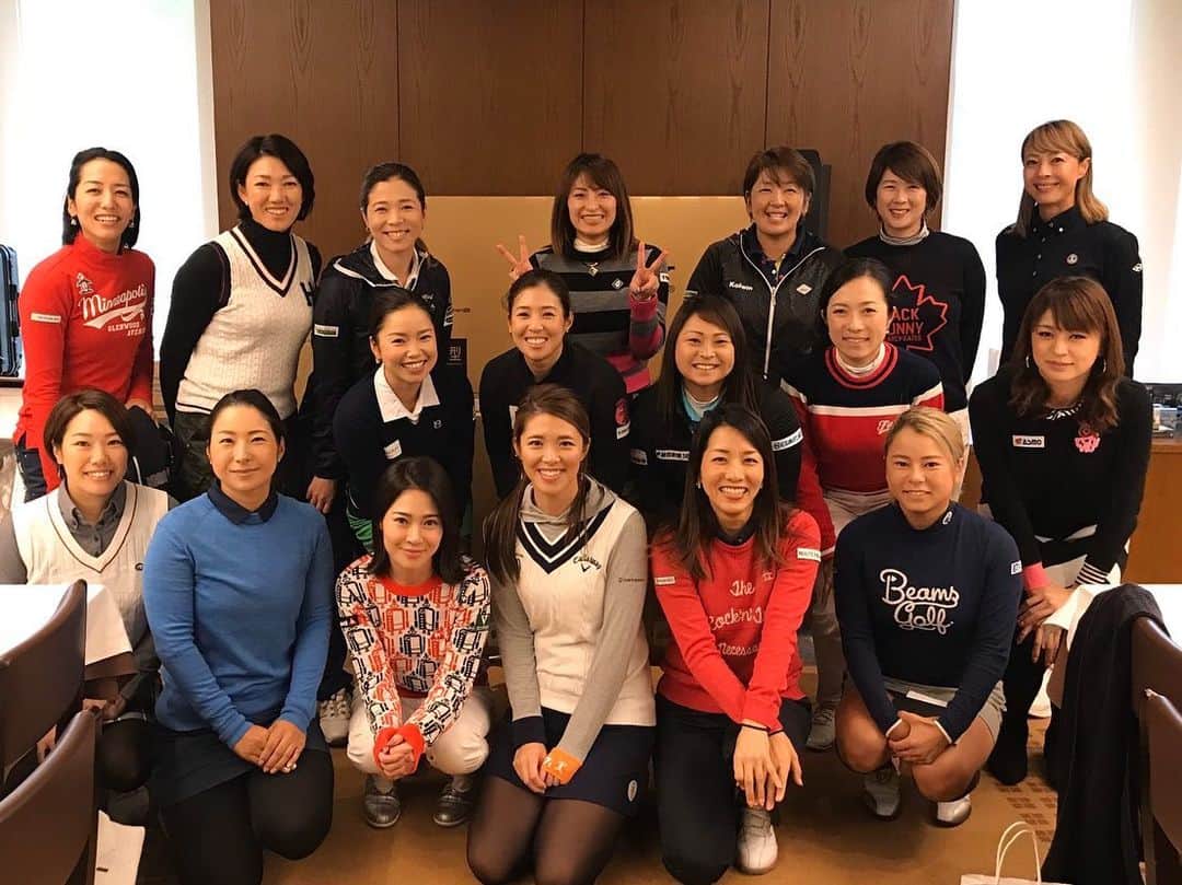 のインスタグラム：「イーグルポイント⛳️でした🏌️‍♀️ ここのかわいい黒ちゃんと白ちゃん🐕💕 名前はイーグル2号？なんだっけ？とにかくかわいい❤️ #たー坊が1番かわいい #親バカでごめんなさい #golf#⛳️#プロゴルファー #犬が好き」