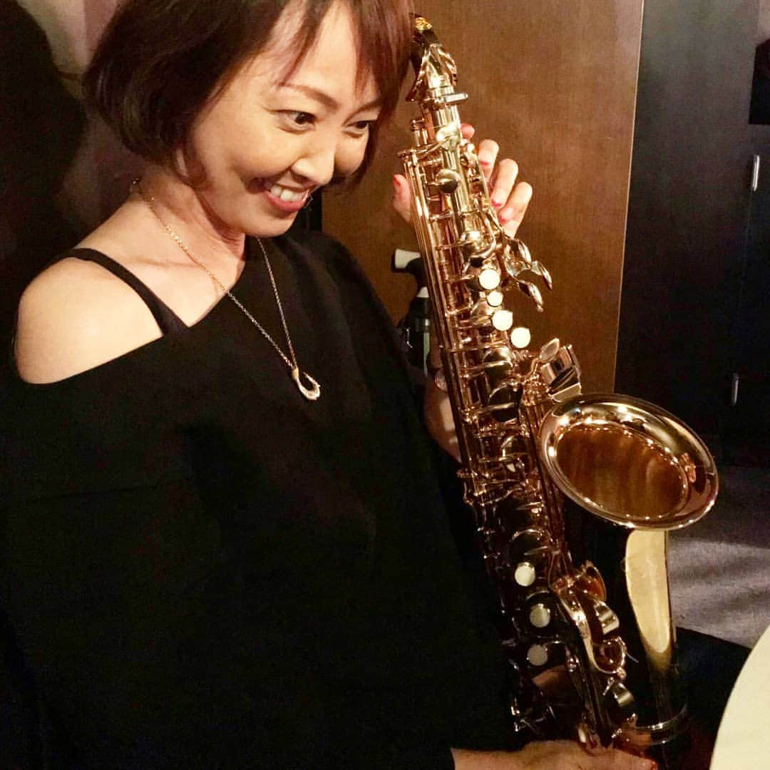 伊勢みずほさんのインスタグラム写真 - (伊勢みずほInstagram)「サックス！  始めま  せん🎷😜 #サックス #🎷 #旦那 の #趣味 #楽器 #始めたい #ドレミ読めない #ジャズ #jazz #伊勢みずほ #instruments #ジントニック」10月16日 22時17分 - isemizuhoo