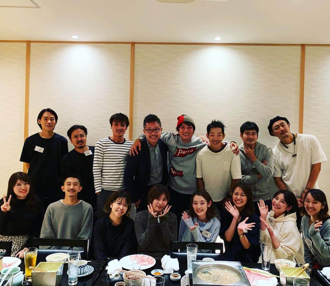 上地雄輔さんのインスタグラム写真 - (上地雄輔Instagram)「いつもありがとう😊 #SONY#MUSIC#staff#遊助#感謝 みんなが見えないとこで営業してくれたり、宣伝してくれたり、知恵絞ったり、話題にしてくれたり、下げたくない頭下げてくれてくれてるから、俺がいんだ🎤」10月16日 22時19分 - usk_kmj