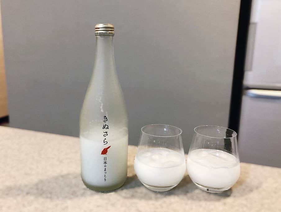 稲川千里さんのインスタグラム写真 - (稲川千里Instagram)「. . ニナが寝静まってからの至福の一杯😚 最近はきぬさらにハマっています🧡 . 静岡のお水と愛知とお米で造られた日本のまっこり。 食物繊維と乳酸菌がたっぷりで美容にもいいんだって✨ 一口目はわずかに微炭酸で、甘すぎなくてすっきり。 本当に美味しいから、さおちゃんにもプレゼントしたくらい🧡 . #きぬさら #日本のまっこり #寝かしつけたあとの一杯 #ママのお楽しみ #ご褒美 #今日もお疲れ様でした」10月16日 22時19分 - chiicamera