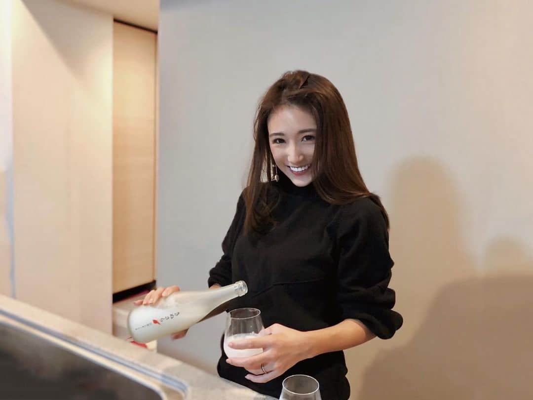 のインスタグラム：「. . ニナが寝静まってからの至福の一杯😚 最近はきぬさらにハマっています🧡 . 静岡のお水と愛知とお米で造られた日本のまっこり。 食物繊維と乳酸菌がたっぷりで美容にもいいんだって✨ 一口目はわずかに微炭酸で、甘すぎなくてすっきり。 本当に美味しいから、さおちゃんにもプレゼントしたくらい🧡 . #きぬさら #日本のまっこり #寝かしつけたあとの一杯 #ママのお楽しみ #ご褒美 #今日もお疲れ様でした」