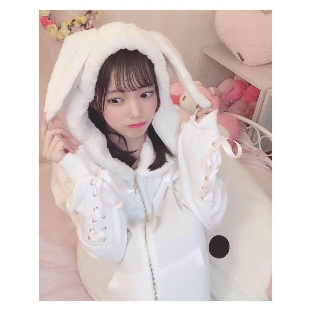 岩田陽菜さんのインスタグラム写真 - (岩田陽菜Instagram)「🐇もこもこ着る季節🐇﻿ ﻿ #secrethoney #シークレットハニー #うさぎ #🐇 #rabbit #white #もこもこ #パーカー #Parker #パーカー女子 #秋 #冬 #秋コーデ #冬コーデ #ヘアアレンジ #ツインテール  #寂しいと #死んじゃう 🐇」10月16日 22時19分 - hina_naso_stu48