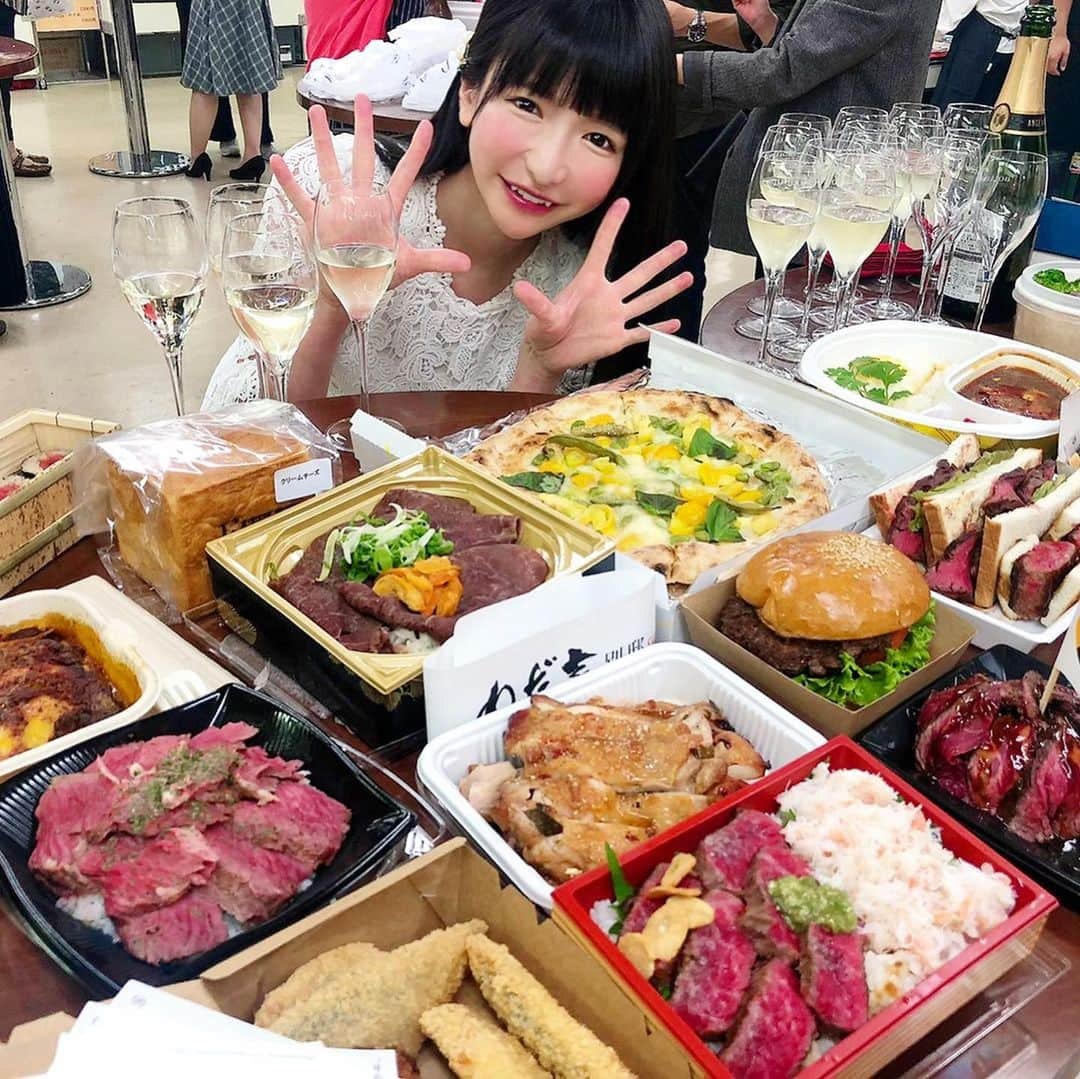 もえのあずきさんのインスタグラム写真 - (もえのあずきInstagram)「小田急百貨店さんと食べあるキングのコラボ催事💓 本当にどれもおいしいから食べてほしい🤤💕 もえあずはMENSHOさんとコラボでとろけるラクレットチーズ坦々麺だしてるよ💓 #小田急百貨店#小田急百貨店新宿店 #食べあるキング#mensho#チーズラーメン#チーズ坦々麺#デパート催事」10月16日 22時22分 - moeazukitty