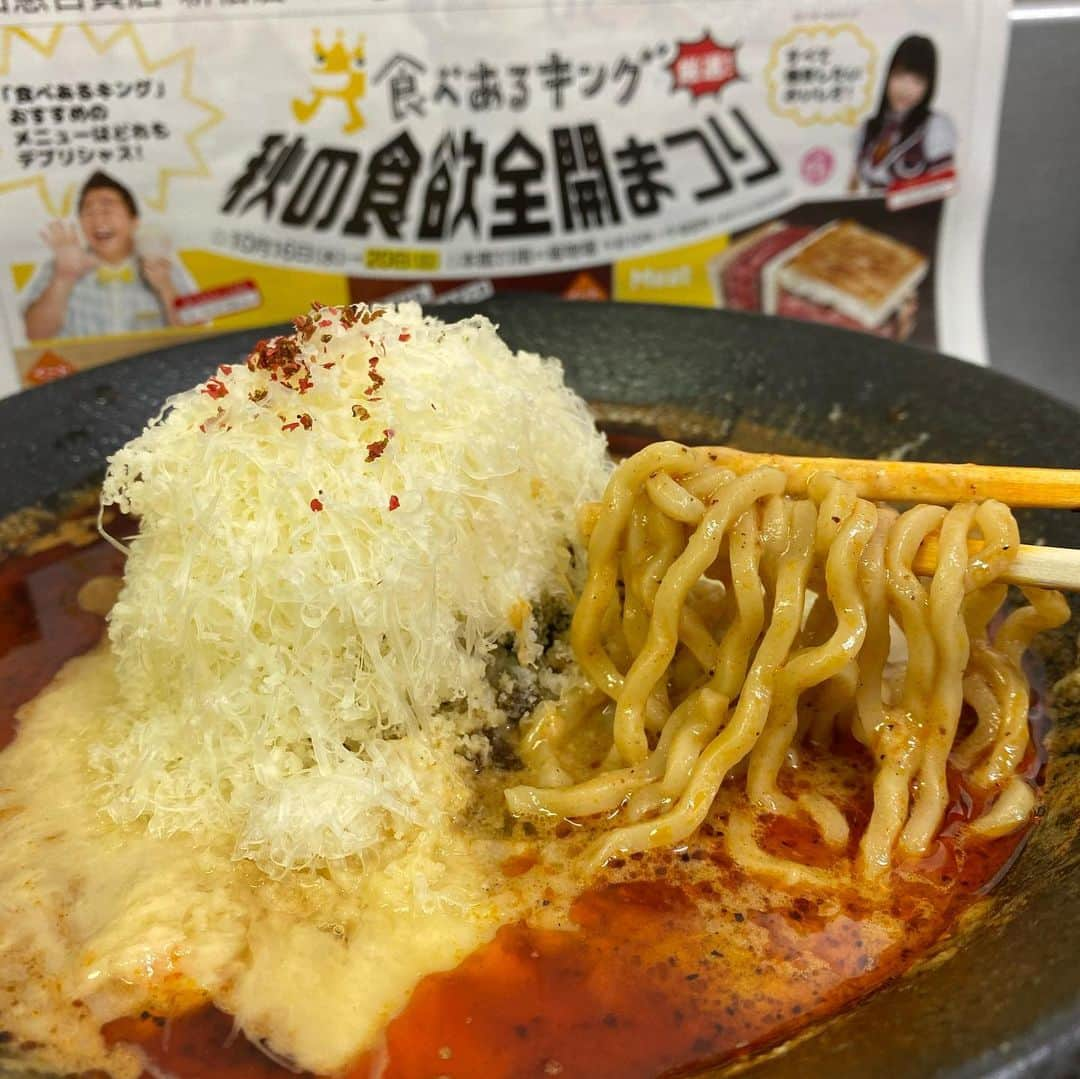 もえのあずきさんのインスタグラム写真 - (もえのあずきInstagram)「小田急百貨店さんと食べあるキングのコラボ催事💓 本当にどれもおいしいから食べてほしい🤤💕 もえあずはMENSHOさんとコラボでとろけるラクレットチーズ坦々麺だしてるよ💓 #小田急百貨店#小田急百貨店新宿店 #食べあるキング#mensho#チーズラーメン#チーズ坦々麺#デパート催事」10月16日 22時22分 - moeazukitty