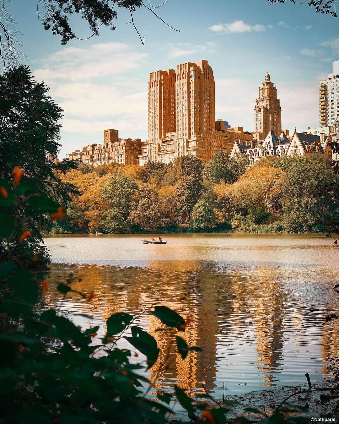 nathparisのインスタグラム：「Central Park under the colors of autumn 🍂 1,2 or 3?」