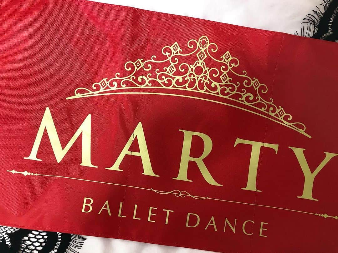 夏江花さんのインスタグラム写真 - (夏江花Instagram)「帰ったら新しいバレエのシューズケースが届いていたよ(´∀｀*) 色々な色があったのに無意識に赤×ゴールドを選んでいた❤️💛✨ #marty #マーティ#トゥシューズケース #趣味バレエ#red#無限カラー　？ #model #RQ#followme #ballet」10月16日 22時33分 - hananatsue