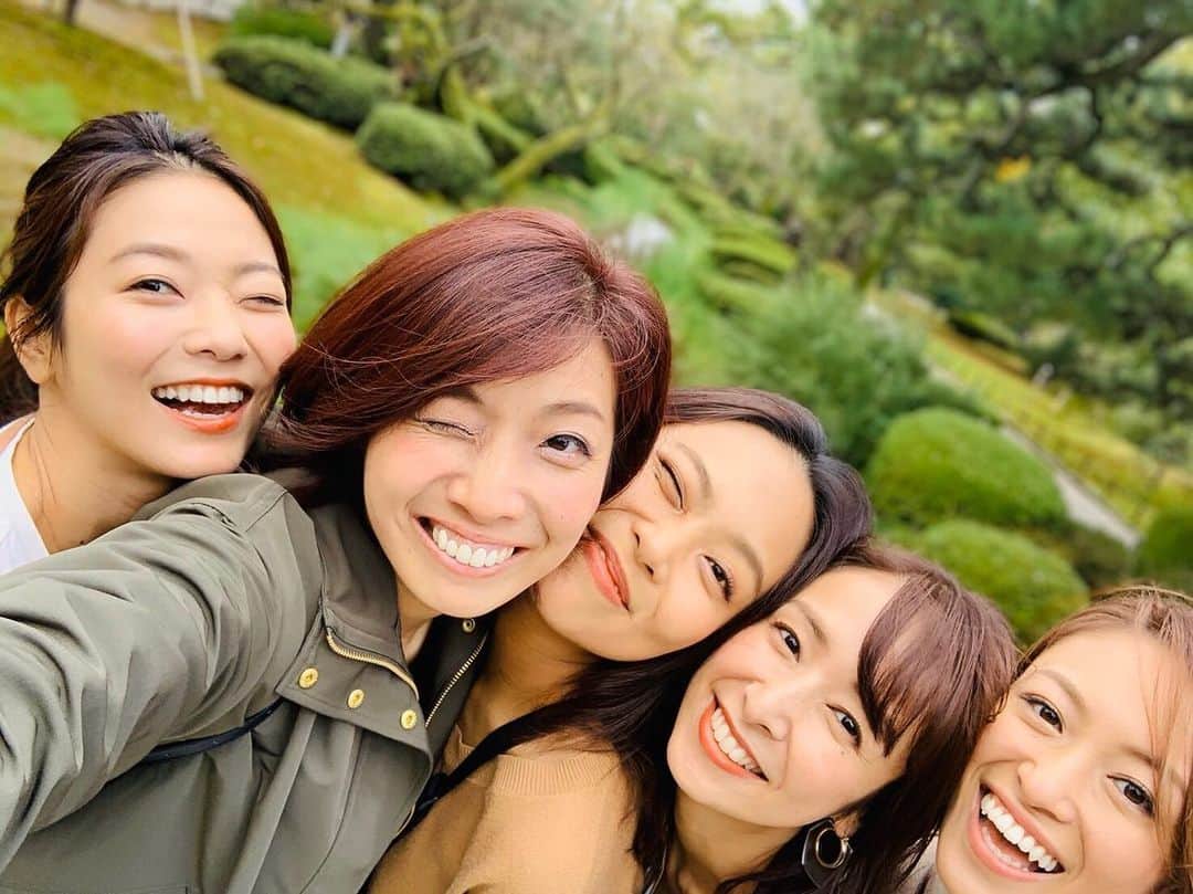 のインスタグラム：「先日の金沢日帰り旅行！ ただただ笑い転げた一日でした🤣兼六園の中でこんなに笑ってる人いないと思う笑笑 見返してるだけでまた笑顔になる写真がいっぱいです🤣  #秋の遠足 #日帰り旅行 #金沢 #兼六園 #笑顔」