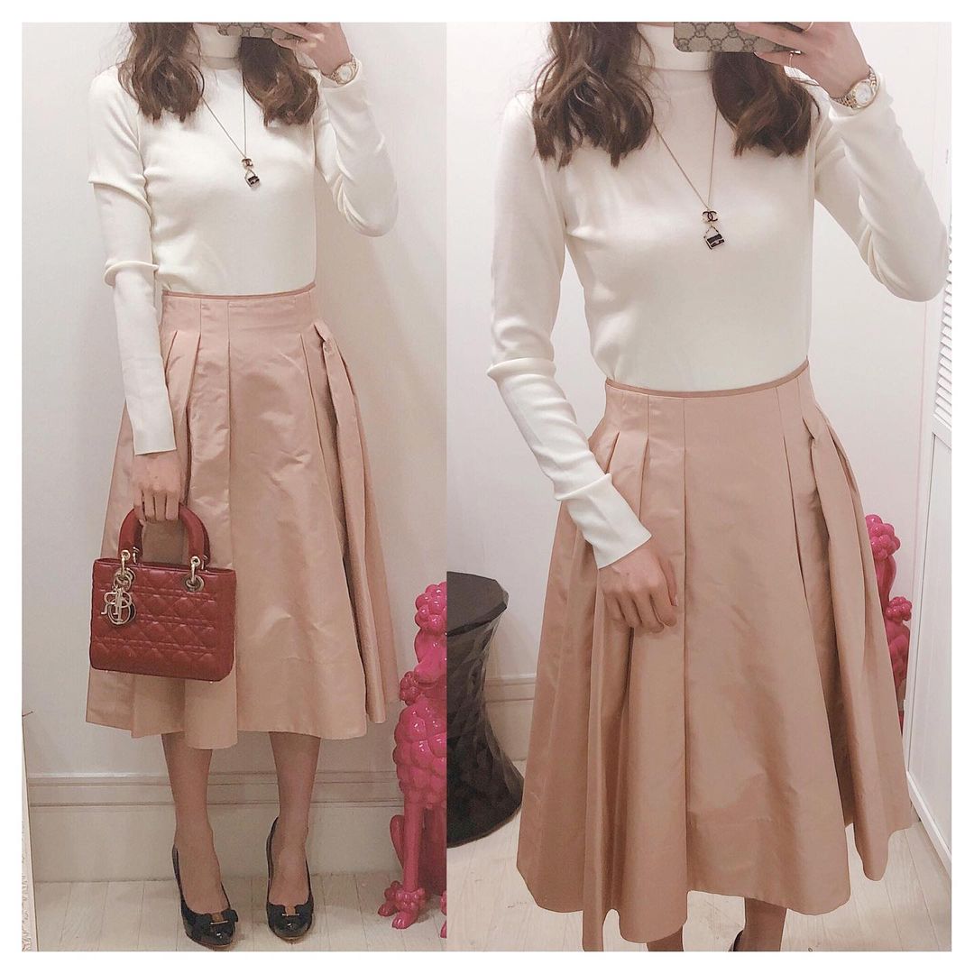 おまみのインスタグラム：「＊﻿ ＊﻿ coordinate 。♡﻿ ﻿ ﻿ tops:fox﻿ey skirt:fox﻿ey shoes:dior﻿ bag:ferragamo﻿ ﻿ ﻿ ﻿ @foxey_official のお洋服やっとデビュー♡♡﻿ 20代後半になったらデビューしよ！って﻿ 高校の頃から決めてたFOX！笑﻿ スカートのラインにしてもめちゃくちゃレディ感あって可愛い🤭💕﻿ タートルニットは柔らかすぎて肌触り最高に気持ちいいよ 。♡﻿ さんが作るお洋服好きすぎる 。♡﻿ ﻿ ﻿ これにファーフード付きのストール羽織ってたんだけど、写真撮り忘れちゃった 。！﻿ ﻿ ﻿ ﻿ #coordinate #code #outfit #ootd #wear #fashion #コーディネート #コーデ #コーデ記録 #ファッション #ファッションコーデ #おまみ服 #今日のコーデ #dior #diorbag #ディオール #ferragamo #ferragamoshoes #フェラガモ #秋服コーデ #秋服 #コーデ日記 #christiandior #クリスチャンディオール #foxey #フォクシー #フレアスカート #スカートコーデ #ladydiorbag #タートルネック」