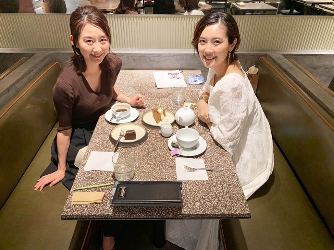 のインスタグラム：「表参道ヒルズでのお仕事前に、同じ事務所のサオリちゃん @saorian と束の間のお茶時間☕️と言いつつ、小腹が空いていた私は、ナチュラル&オーガニックカフェレストランCosme Kitchen Adaptationで、 大好きなパクチーとライムが入った『フレッシュハーブと有機ココナッツミルクのVEGANパッタイ』を😁🍴 しかも、人参とオレンジのグルテンフリーケーキも😋🍊別腹😁 新婚さんのサオリちゃんのハッピーオーラを頂きながら、美味しい食事と楽しいお喋りに癒されました☺️ ・  #表参道ヒルズ#omotesandohills  #cosmekitchenadaptation#グルテンフリー#ビーガン#マクロビ#マクロビオティック#VEGAN#ヴィーガン#ローフード#パッタイ#グルテンフリーケーキ#グルテンフリースイーツ#コスメキッチンアダプテーション#安堂サオリ ちゃん#有機栽培#特別栽培#自然栽培#有機#オーガニック#organic#カフェ#cafe#表参道カフェ」