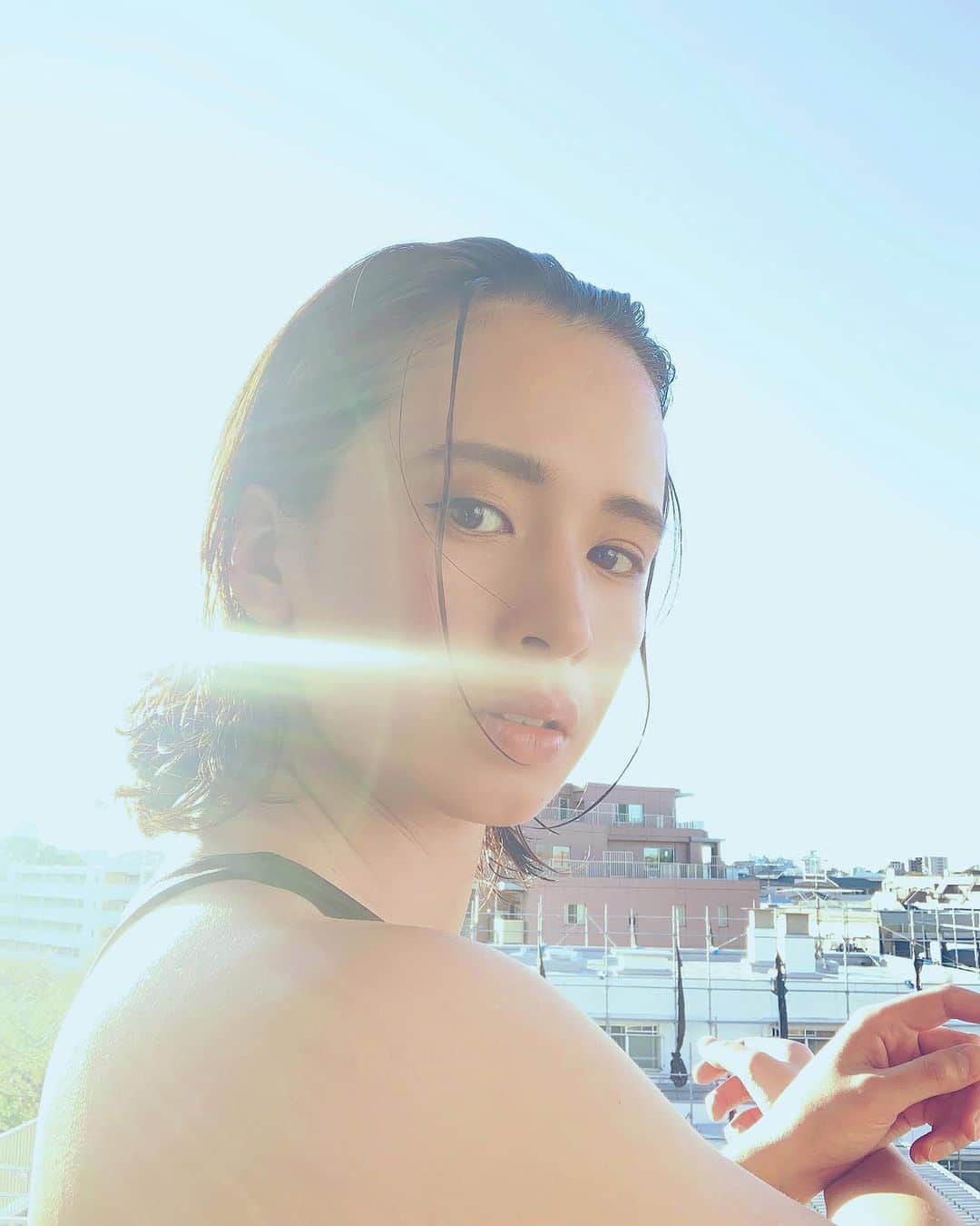 持永真実のインスタグラム：「🌏🤲🏻💘✨﻿ ﻿ ﻿ だいぶ冷え込んだね🥶﻿ あれ〜、秋どこいった？🤷🏻‍♀️ ﻿ 今夜こそ掛け布団引っ張り出さなきゃ！﻿ ﻿ 季節の変わり目は心身ともに体調崩しやすいので﻿ ぬくぬくご自愛ください〜﻿☺️」