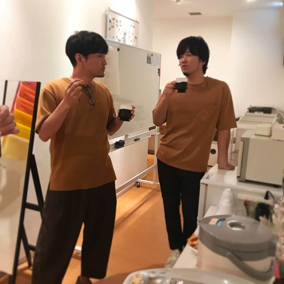 朝倉真司のインスタグラム：「何故が服が被りがちな二人だがこないだのリハーサルの時の完全一致度合にはさすがに引いた。  #秦基博 #森山直太朗 #私服 #完全に一致」