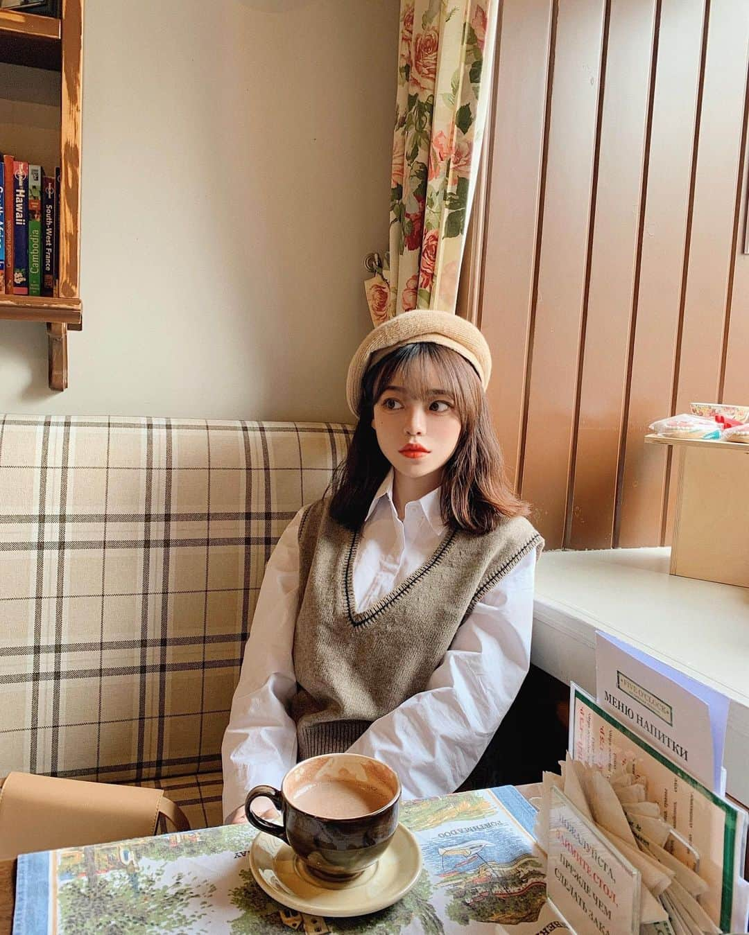 ウィ・ソンヒさんのインスタグラム写真 - (ウィ・ソンヒInstagram)「창가자리 자연광 최고🥰 #성희in블라디보스톡 #파이브어클락」10月16日 22時58分 - _seong_hee