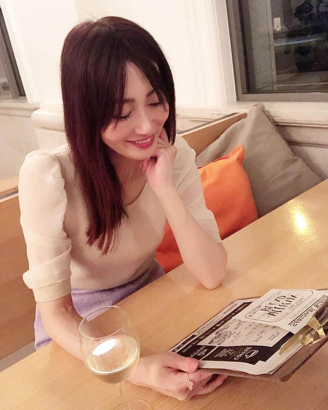 梅本理恵さんのインスタグラム写真 - (梅本理恵Instagram)「主人とごはん♡  ふたりの時間をずっと大切にしています。 いつも私がひとりで話しています。 9対1の割合で、私。 聞こえてくるのは、相づちだけ。笑  そのうち、うとうとし始める主人。 私の話、そんなにおもしろくないのかーー! いやいや、α波出てると言い張ってくる。 京都弁のイントネーション♡ 癒されるらしい。 ま。いっか。 ・ ・ ・ ・ #夫婦の時間#夫婦の会話#写真が苦手#カメラマン失格 #小競り合い #結局自撮り#主人 は#愛知県出身#幸せな時間 #美魔女#美魔女コンテスト #国民的美魔女コンテスト #美魔女の中の美魔女が決まる #はんなり美魔女 #梅本理恵#はんなり梅ちゃん #そうだ京都帰ろう #team美魔女9期生 #好きだー ♡」10月16日 22時55分 - rie___12ki