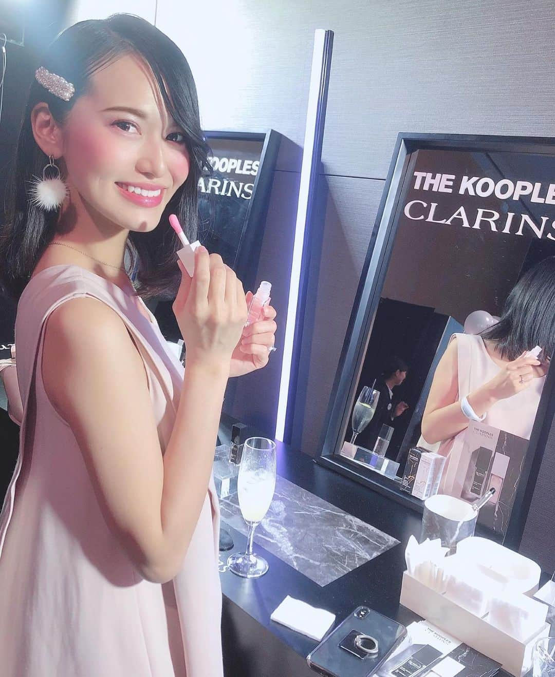 七尾エレナさんのインスタグラム写真 - (七尾エレナInstagram)「クラランス @clarinsjp の大好きなアイテム コンフォートリップオイルから新色が💄 ＊ フランス🇫🇷のファッションブランド THE KOOPLES @thekooples とコラボしたカラー✨ ✔︎ダークストーン ✔︎ライトストーン の限定2色が新登場！ ＊ 今日はそのお披露目パーティーへ🎉 あっちんと @asamiichioka ❤️ 今日着たお洋服は 全身ライトストーンの色味をイメージして👗 明日から使うのたのしみ✨ ＊ #clarins #thekooples #クラランス #フレンチコスメ #フランス #🇫🇷 #ザクープルズ #コンフォートリップオイル」10月16日 22時55分 - elenananao