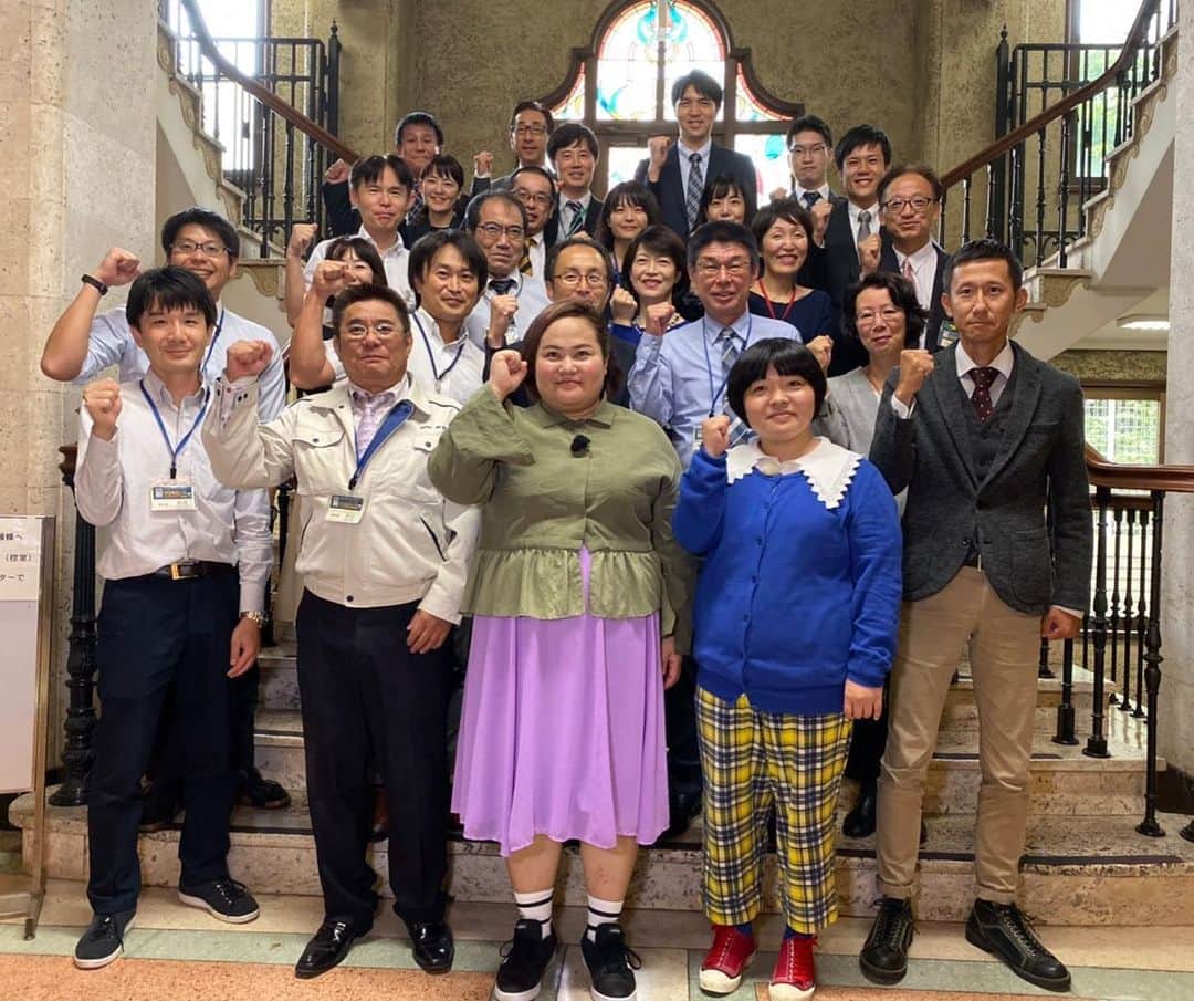 おかずクラブのインスタグラム：「ゆいPです。  今日はテレビ静岡のただいまテレビのロケでした！  静岡市役所にて、おかず内閣発足！  これからの日本は私達が変えていきます！  という写真を撮らせていただきました。（ふざけて）  協力してくださった皆さまありがとうございました。笑  四枚目の設定は議会中、寝てる人をを発見した時です。  #てれしず  #ただいまテレビ」