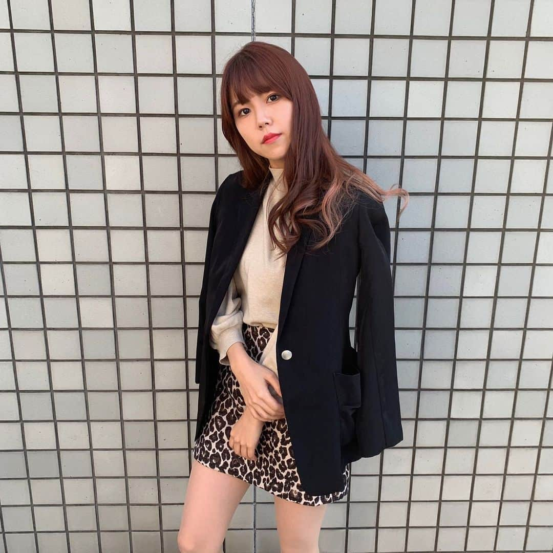 MANA（宮本茉奈）さんのインスタグラム写真 - (MANA（宮本茉奈）Instagram)「久しぶりの #今日のまなぼう . #私服 #code #ootd #outfit #ニット → #retrogirl #レトロガール #ジャケット → #家にあったやつ #ジャケットコーデ #ワンショルダー #ワンショル #ワンショルニット #アニマル柄 #アニマル #レオパードスカート #レオパード柄スカート #秋服 #秋服コーデ #レトロガールコーデ」10月16日 23時01分 - ssfwmana