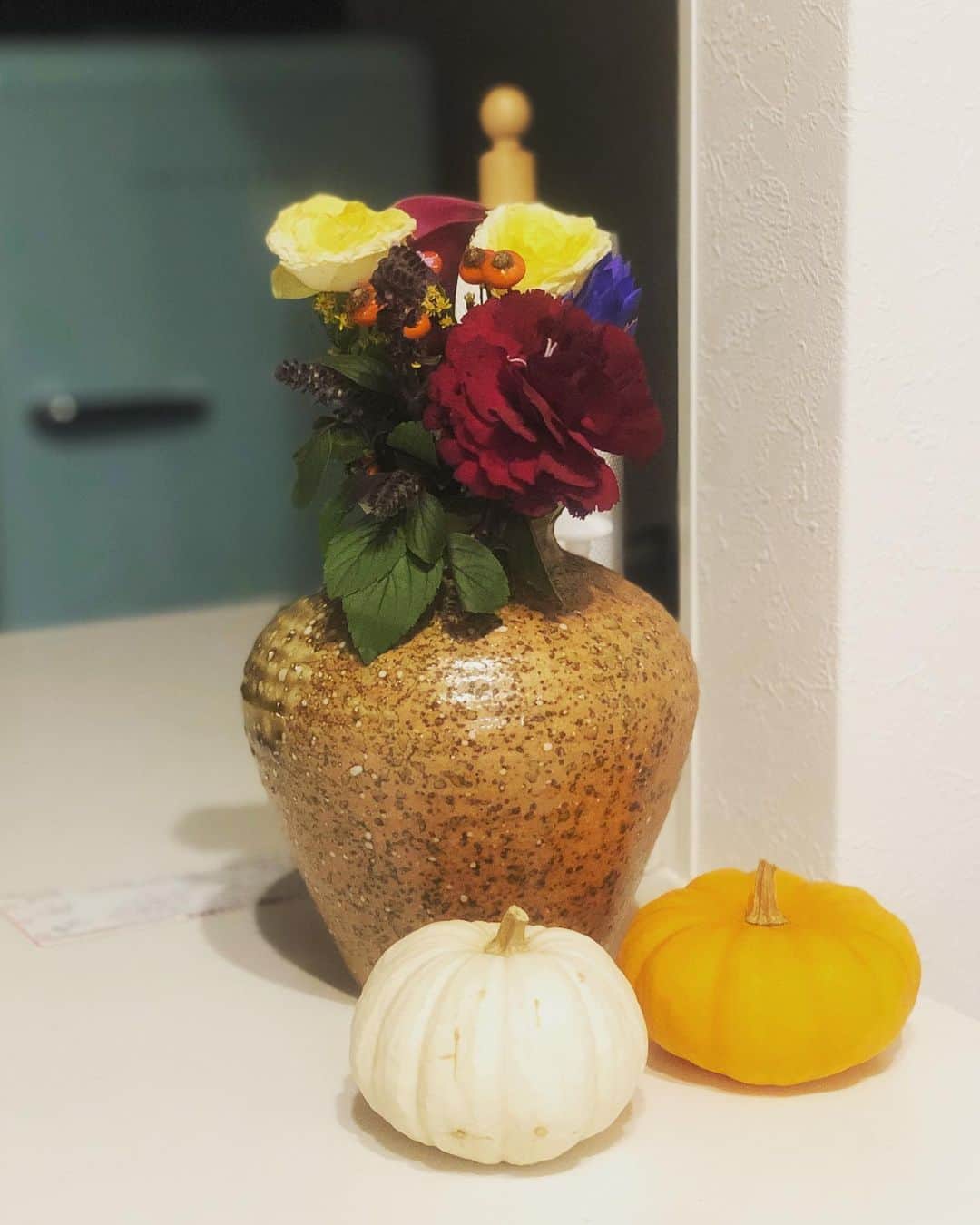 神咲詩織さんのインスタグラム写真 - (神咲詩織Instagram)「我が家のハロウィン🎃 昨日買おうと思ってたミニかぼちゃ、お母さんが手土産に買ってきてくれてた🎃  ほんとお母さんから譲り受けたセンスだなとしみじみ☺️✨」10月16日 23時04分 - nexter_nippon