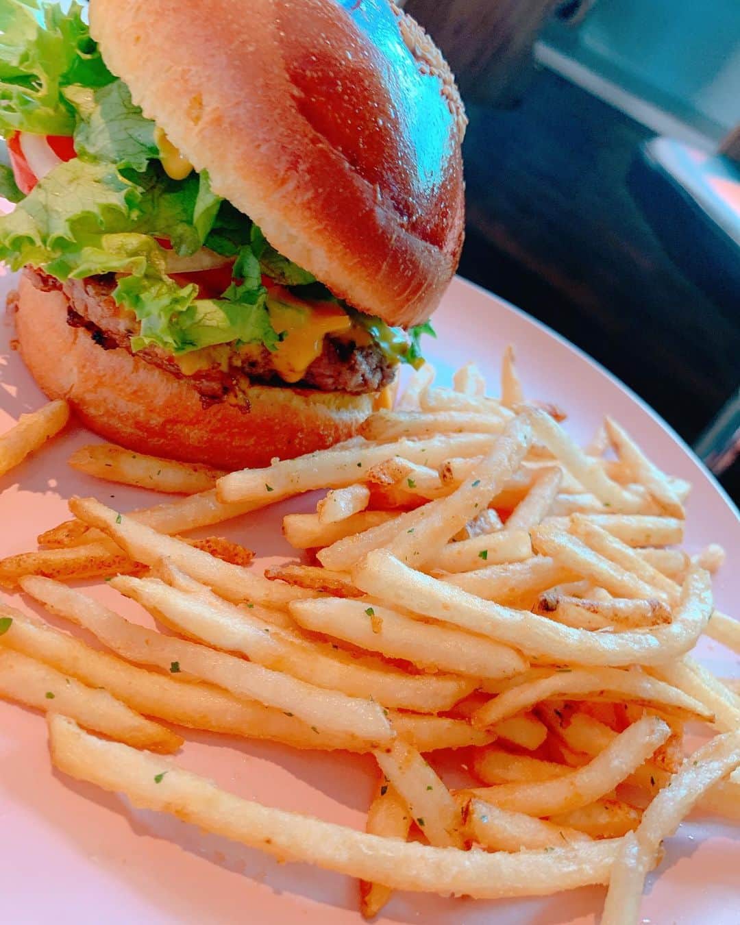 成瀬心美さんのインスタグラム写真 - (成瀬心美Instagram)「🍔 . . ランチの ハンバーガー☺️ . 美味しかったなぁ！！ . . #lunch #hamburger #yammy」10月16日 23時16分 - coco3ndazo