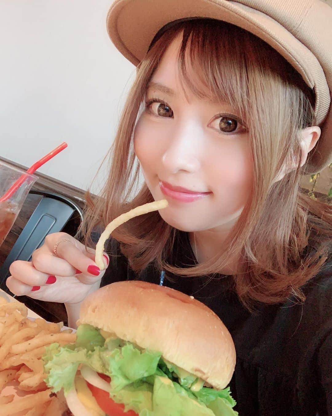 成瀬心美さんのインスタグラム写真 - (成瀬心美Instagram)「🍔 . . ランチの ハンバーガー☺️ . 美味しかったなぁ！！ . . #lunch #hamburger #yammy」10月16日 23時16分 - coco3ndazo