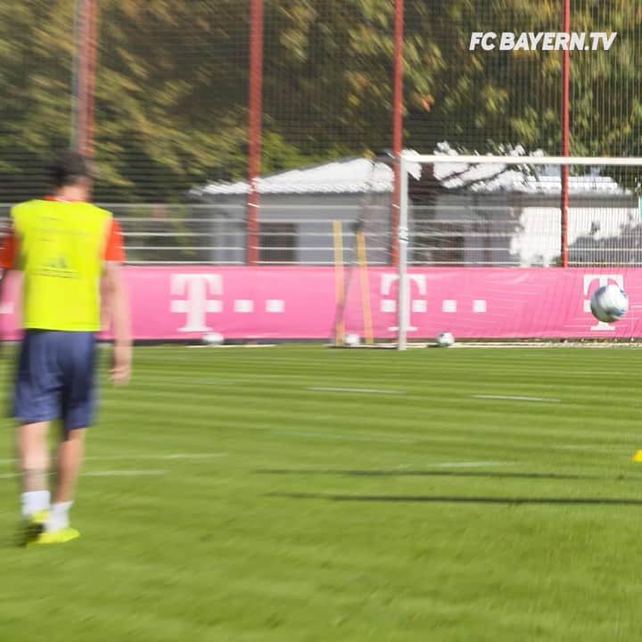 トーマス・ミュラーのインスタグラム：「My personal crossbar challenge during the international break @fcbayern 👍🏼⚽️💪😄 #esmuellert #lattenschiessen #motivation #fcb #packmas #miasanmia」
