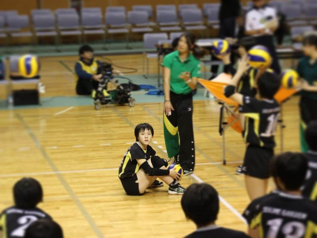 宮川杏奈さんのインスタグラム写真 - (宮川杏奈Instagram)「今日はJK達とトレーニング後 いつも使わせて貰ってる 学校のトレ室を掃除して来ました💪🏽 . 貴子付き合ってくれてありがとう😊💕 . 春高予選までもう少し！！！ 今の3年生は私がコーチングしてた時に 1年生で一緒にチーム組んでたから やっぱり頑張って欲しいし 出来るだけ長く一緒にバレーしたいな🏐 . みんなの行きたい場所に行けるように 少しでも力になれるといいな🍀 . 痛みなくして勝利なし。 苦悩なくして王座なし。 心痛なくして栄光なし。 苦難なくして王冠なし。」10月16日 23時12分 - an1221na