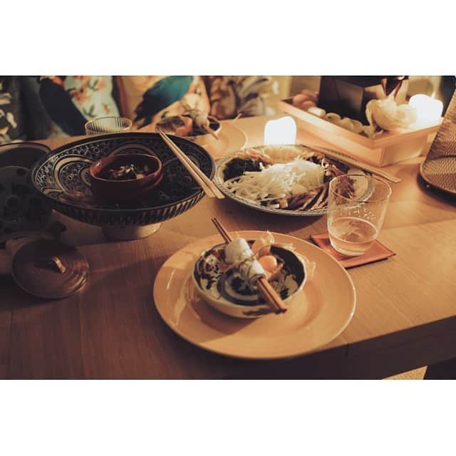 金セアルさんのインスタグラム写真 - (金セアルInstagram)「🎂 ＿＿＿＿＿＿＿＿＿＿＿＿＿＿＿＿＿＿＿ ・ @marinco1012 BD dinnerは、 お料理もテーブルコーディネート も すべて 👨🏾‍🍳@hideyaiida 。 ・ ・ 買い出しから一緒だったけれど、 タコを見て、 一昨日漬けたセロリの漬物合わせるわ。　とか カニのほぐし身は ポテトサラダにするわね。 食用菊はたっぷりの薬味添えたカツオのタタキに。とか 豆腐は柿があるなら白和えに。 牡蠣は　長野で買ってきた味噌でたっぷりのネギと煮込みにするし、 カラスミは パルミジャーノと一緒に お蕎麦にふりかけるわね。 って 私では到底出てこない お料理の算段を口にしながら カートを押していました。笑 ・ 家に着いたので さあ用意始めよ。と私が言うと じっと座って 「頭の中でいま段取り考えるから動かんといて。」と 言われて15分後作業が始まり ・ 結果私は何も手伝うことなく 出来上がっていましたよ。爆 ・ ・ ・ 使ったのは モロッコの陶器に和の漆器 カラー皿に伊万里… ほんとにガチャガチャの合わせなのに なぜかこの部屋とテーブルに すべて完璧にきちんとまとまっていて おひでのセンスと器用さに 改めて感服🙏✨ ・ ・ さて、 準備が整い 宴がはじまりましたーーー。 ・ ・ ・ #marincoBD2019 #おひでcooking ってハイライト作りました👨‍🍳」10月16日 23時24分 - sealbank