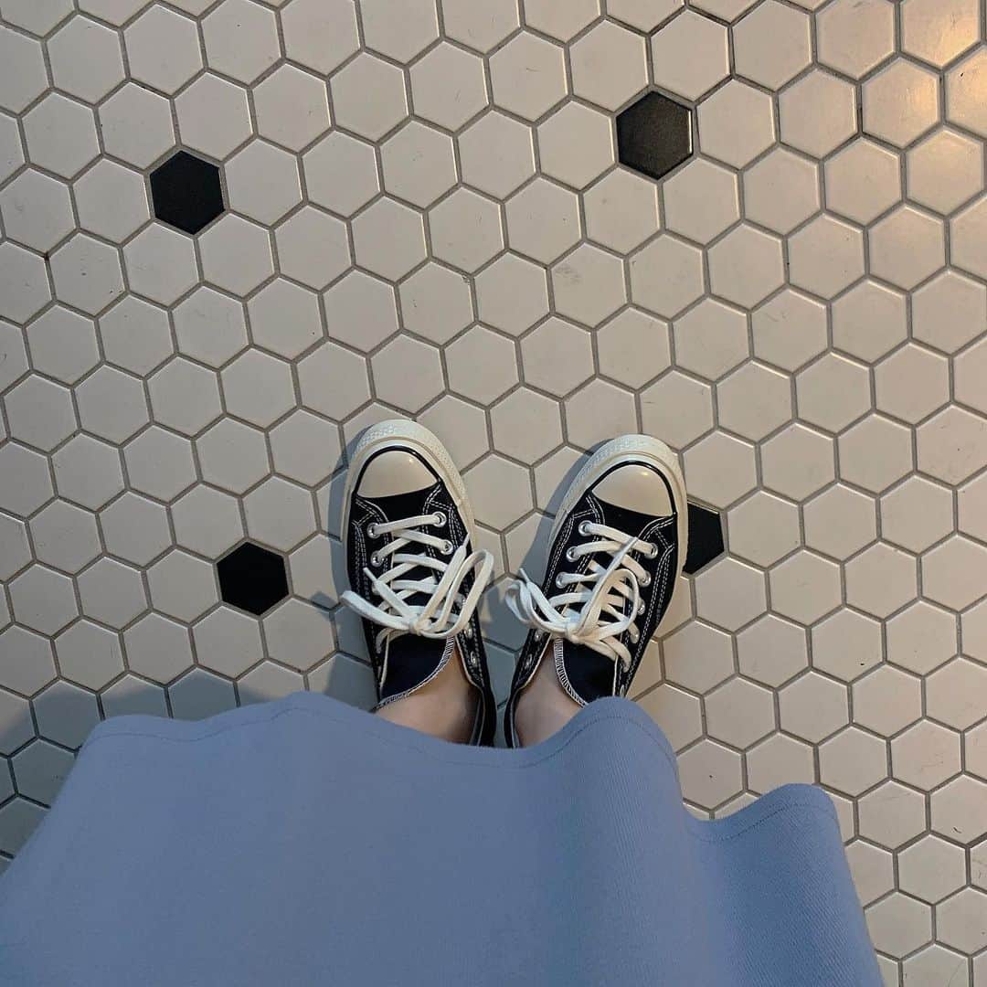 前田亜美のインスタグラム：「. . CHUCK TAYLOR♥♥♥. . . 念願の(´ ˙꒳˙ `). . . ずっと欲しかったけど…日本に売ってなくて海外で手に入れてきた‪✌︎. . . CONVERSE好きにはこれ(　˙▿˙　)☝︎. . 1番使える定番カラー♥. . . #チャックテイラー #CHUCKTAYLOR #CONVERSE #コンバース」