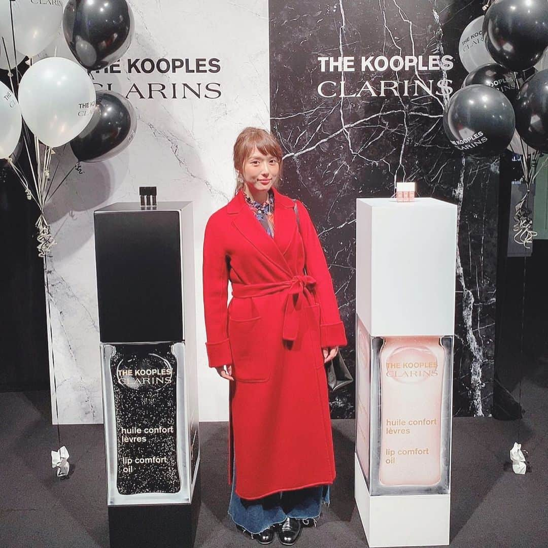 岡英里さんのインスタグラム写真 - (岡英里Instagram)「CLARINS様にご招待いただき、THE KOOPLES×CLARINS ローンチイベントに仲良しの @yurie.0301__  と行ってきたよー💓 . . 大人気のコンフォート リップオイルがフランスを代表するファッションブランド「THE KOOPLES」とコラボレーションし、限定色を発売するということで一足お先にリップを体験してきました💄 . . 黒のダークストーンはプラム色に、白のライトストーンはピンク色に変わるよ✨どちらも使いやすくて一本はもちろんダブル使いもオススメ💓 . . このリップオイルは塗ってすぐにぷるぷるを実感できるので唇が乾燥しがちな人、唇に自信が持てないなーなんて人には特にオススメしたいトリートメントです💕 . . この商品のディレクターを務めたエリックさんも来日しており一緒にパチリ✨ . . 帰りに新作リップも頂いたので早速明日から愛用しちゃうぞー😍❤️ . . 発売は2019年10月18日⭐️ . . 既に店頭予約が始まってるよー✨すぐに完売間違いなしなのでみなさんお買い求めはお早めに😭‼️ . . @clarinsjp 様、ありがとうございました❤️ . . #クラランス #コンフォートリップオイル  #新作 #限定色 #ザクープルズ #コラボ #唇 #トリートメント #リップ美容液 #オイル #リップオイル #お披露目 #ローンチパーティー #イベント #かっこいい #黒　#かわいい #白 #どっちが好き #clarins #clarinsmakeup #thekooples #beauty #Yesclarins」10月16日 23時21分 - okaeri0424