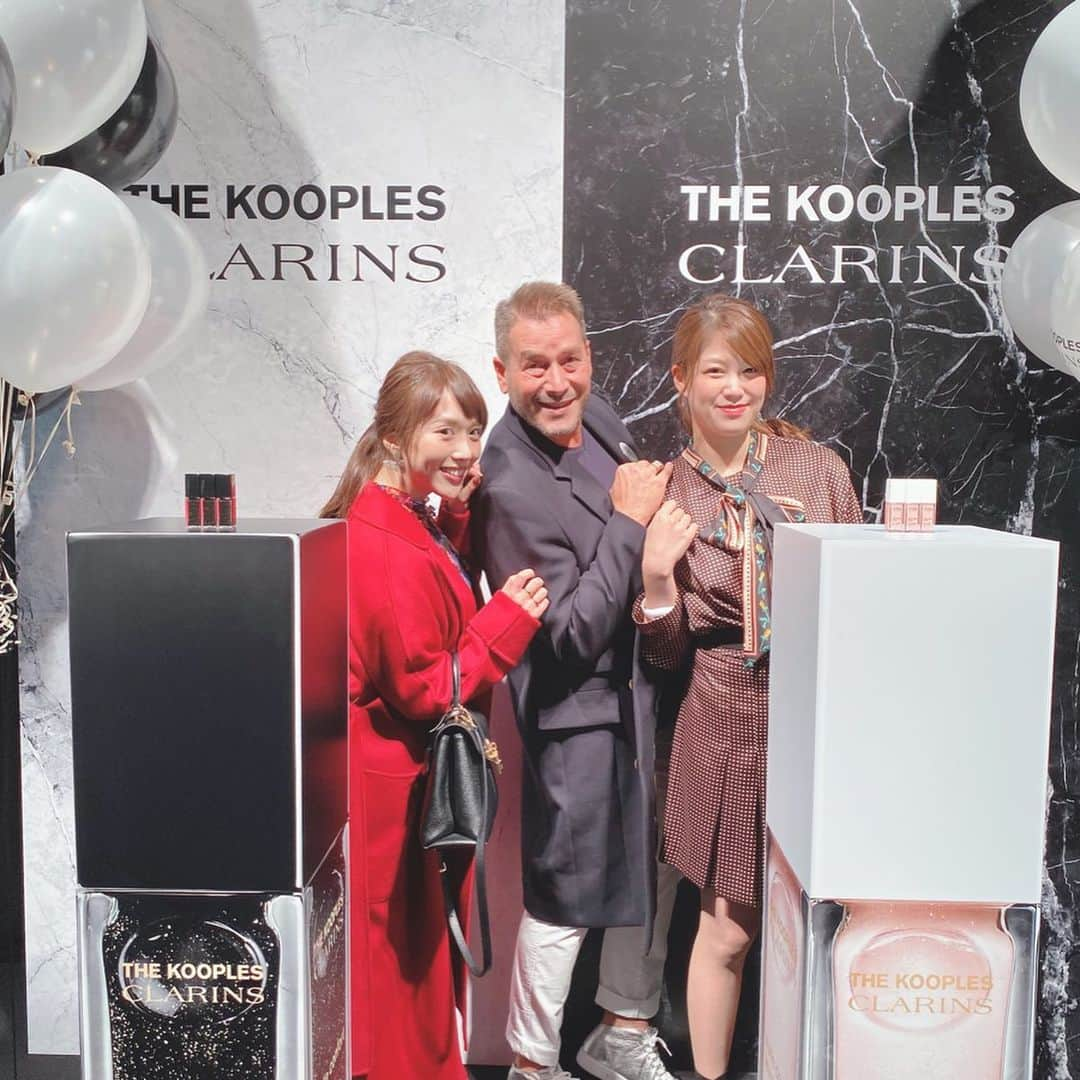 岡英里さんのインスタグラム写真 - (岡英里Instagram)「CLARINS様にご招待いただき、THE KOOPLES×CLARINS ローンチイベントに仲良しの @yurie.0301__  と行ってきたよー💓 . . 大人気のコンフォート リップオイルがフランスを代表するファッションブランド「THE KOOPLES」とコラボレーションし、限定色を発売するということで一足お先にリップを体験してきました💄 . . 黒のダークストーンはプラム色に、白のライトストーンはピンク色に変わるよ✨どちらも使いやすくて一本はもちろんダブル使いもオススメ💓 . . このリップオイルは塗ってすぐにぷるぷるを実感できるので唇が乾燥しがちな人、唇に自信が持てないなーなんて人には特にオススメしたいトリートメントです💕 . . この商品のディレクターを務めたエリックさんも来日しており一緒にパチリ✨ . . 帰りに新作リップも頂いたので早速明日から愛用しちゃうぞー😍❤️ . . 発売は2019年10月18日⭐️ . . 既に店頭予約が始まってるよー✨すぐに完売間違いなしなのでみなさんお買い求めはお早めに😭‼️ . . @clarinsjp 様、ありがとうございました❤️ . . #クラランス #コンフォートリップオイル  #新作 #限定色 #ザクープルズ #コラボ #唇 #トリートメント #リップ美容液 #オイル #リップオイル #お披露目 #ローンチパーティー #イベント #かっこいい #黒　#かわいい #白 #どっちが好き #clarins #clarinsmakeup #thekooples #beauty #Yesclarins」10月16日 23時21分 - okaeri0424