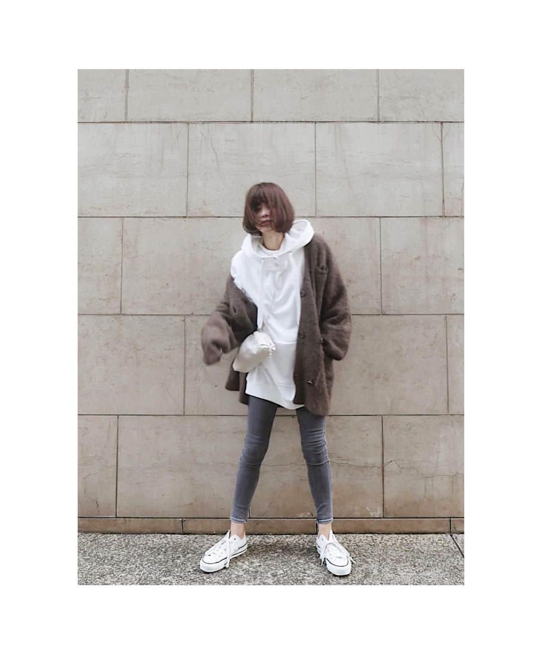 JUNNAのインスタグラム：「156cmのスニーカーコーデ👟 毛足の長いふわふわ" #ラクーンダブルカーディガン " お尻をすっぽり隠してくれちゃう "たっぷり丈"と"スキニーデニム"の合わせは 低身長な私の定番のスタイル。 レギンスと迷ったけど、今日は新作の #アッパーハイツ　デニム 合わせ。 拘りの"エルボーパッチ"でバックスタイルも抜群の可愛さ...✌️ 足元は久しぶりにホワイトコンバース気分。  #ラクーンダブルカーディガン ↑ このハッシュタグで同じお洋服の色々な着回しがご覧いただけます😌  hoodie/ #ビックスウェットフーディー 10/17  発売 cardigan/ #ラクーンダブルカーディガン　10/17発売 denim/ #upperhights 「THE TWIGGY」 sneaker/ #converse bag/ #bottegaveneta  #only#junna👠 #156cm #etretokyo #2019etreAW #bottegavenetabag#bottegavenetathepouch #ボッテガ #ボッテガヴェネタ#エトレニット」