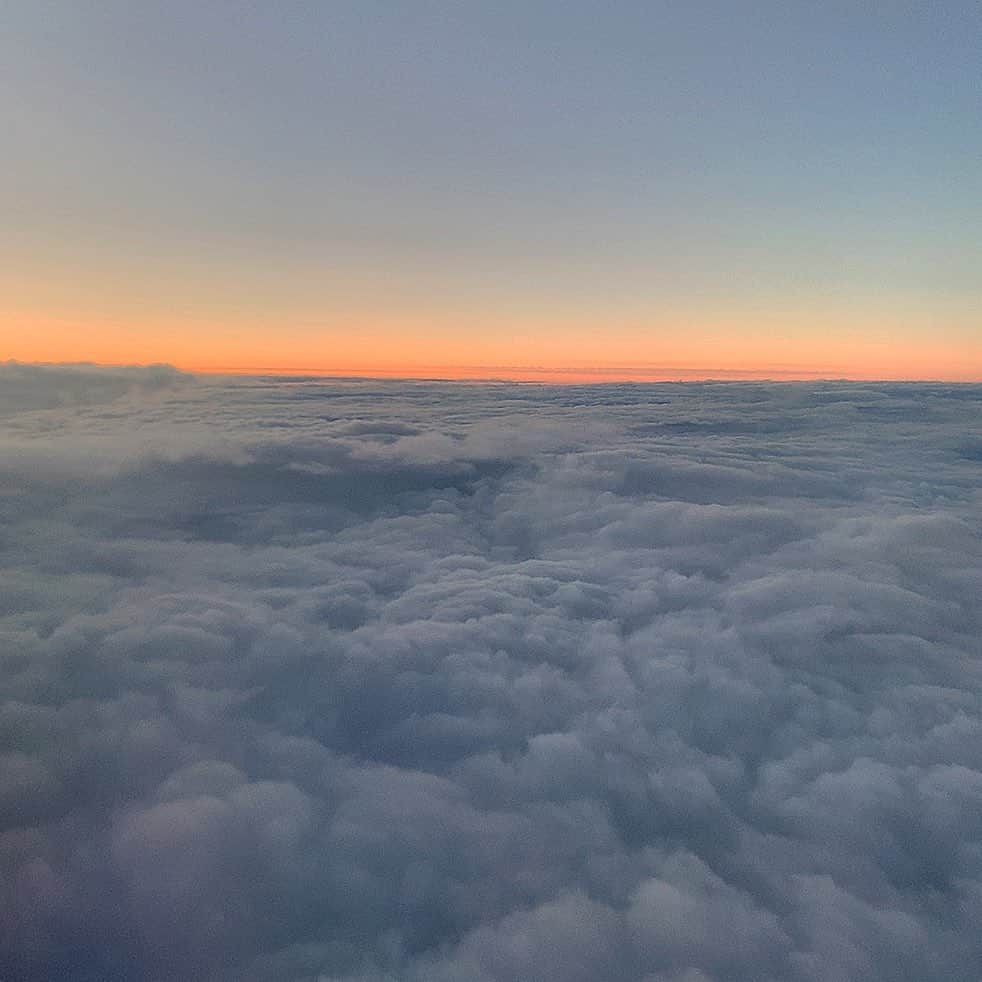 前田亜美さんのインスタグラム写真 - (前田亜美Instagram)「. . もっくもく。☁︎︎*. #雲 #飛行機 #景色 #飛行機からの景色大好きなの」10月16日 23時26分 - ami___maeda0601