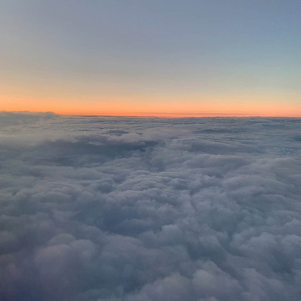 前田亜美のインスタグラム：「. . もっくもく。☁︎︎*. #雲 #飛行機 #景色 #飛行機からの景色大好きなの」