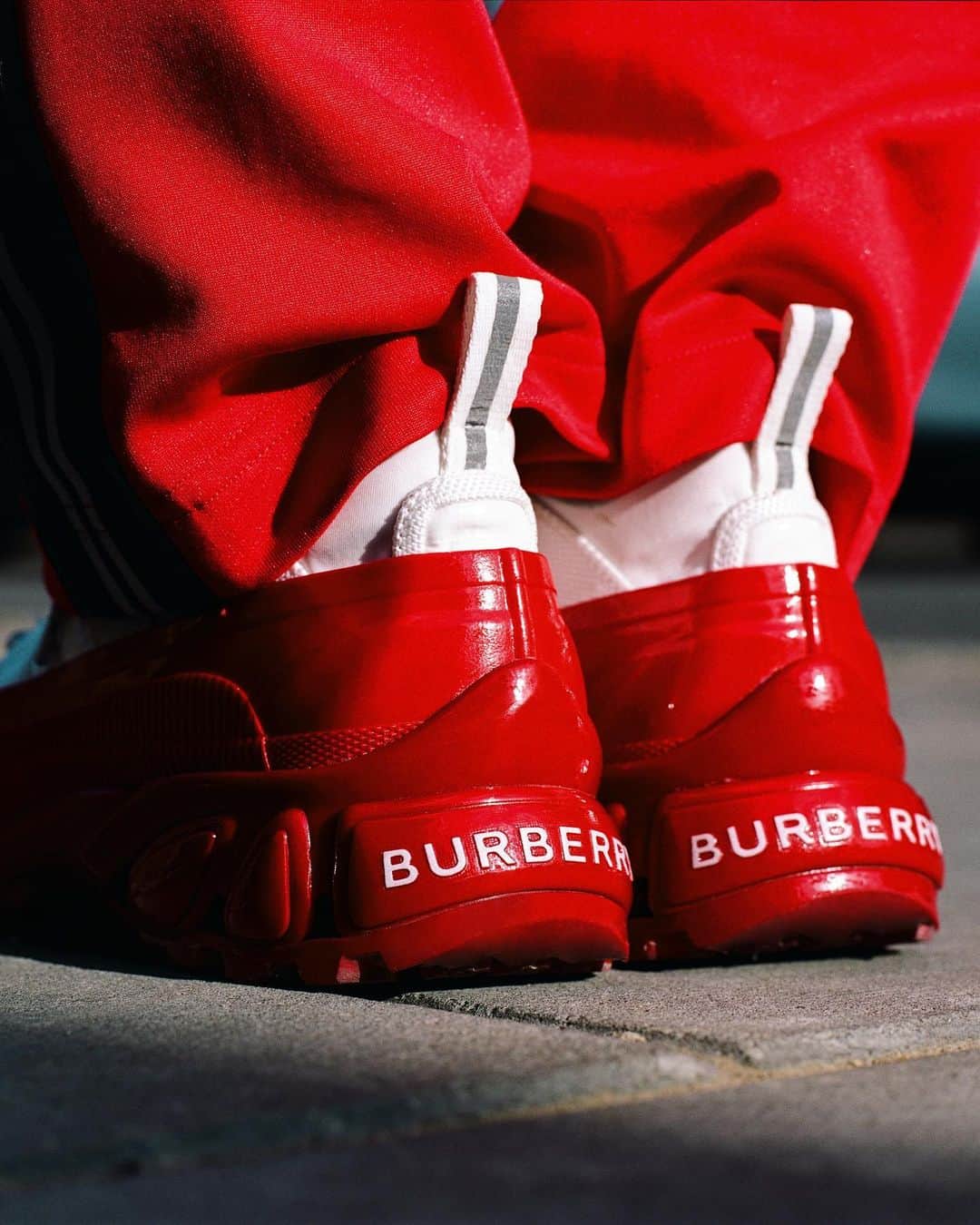 Burberryさんのインスタグラム写真 - (BurberryInstagram)「#InBurberry . @HighSnobiety captures #TheArthurSneaker in bold red. A statement shoe with a contrasting rubber cap – a nod to waterproof galoshes worn by sailors . #BurberryGeneration」10月16日 23時28分 - burberry