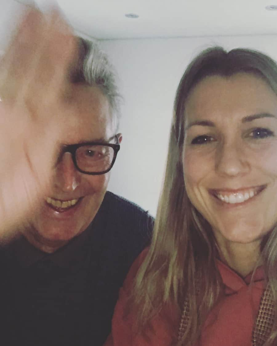 Verena Faisstさんのインスタグラム写真 - (Verena FaisstInstagram)「„Die Technik hitzedag - was machsch do jetzt schu wieder?“ 🤣♥️ #opaselfie #liebster #zusammenlachen #vorfreude #opagoesinsta #opigoals #wichtigesmussfeschdghaldewere 👴🏼 & 👱🏼‍♀️」10月16日 23時28分 - vereni2205