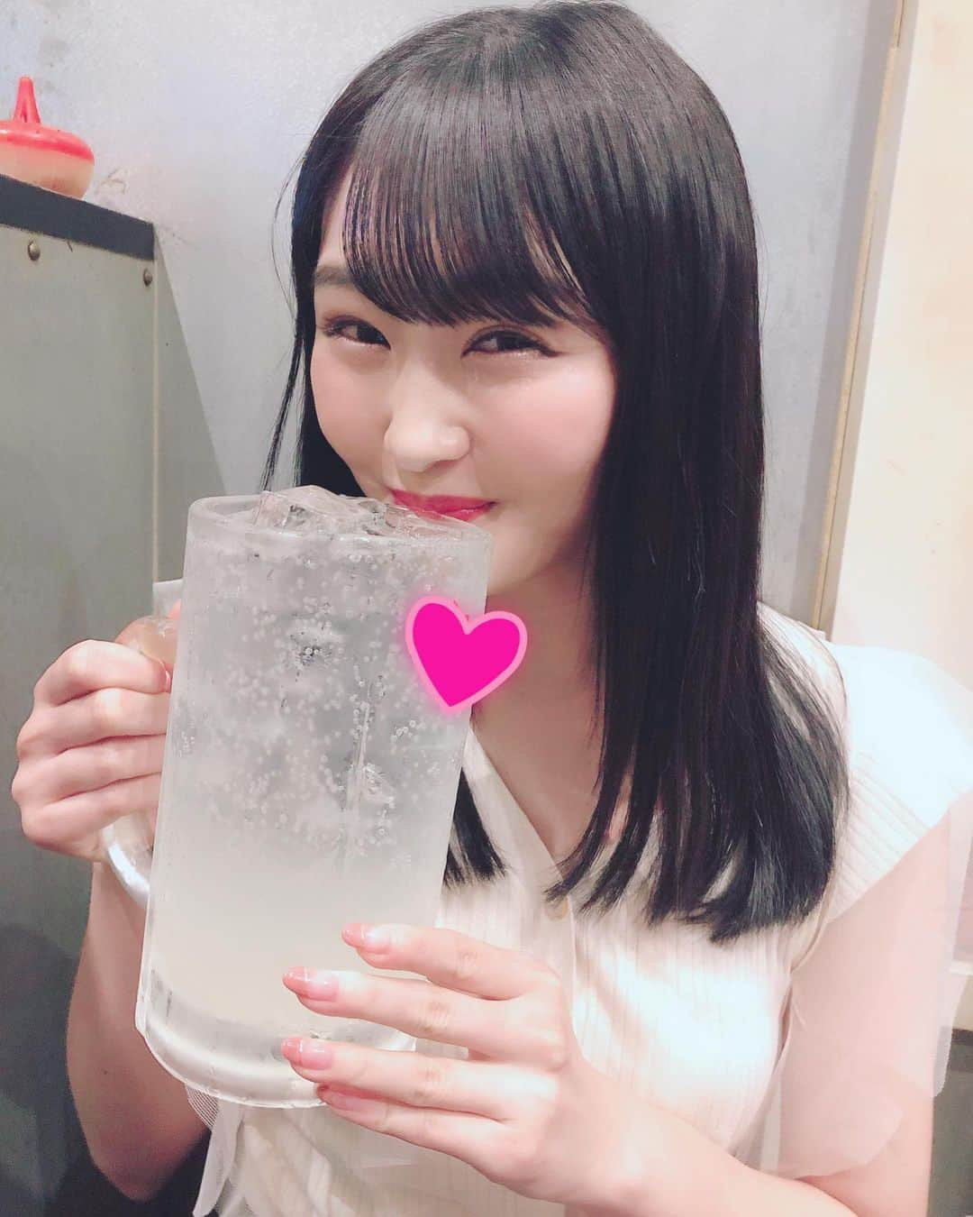 川上礼奈さんのインスタグラム写真 - (川上礼奈Instagram)「. こんな大きいの見た事ない😳🍹 お腹ちゃぷんちゃぷん😶💕 ※炭酸ジュースです。笑」10月16日 23時30分 - kawakami_rena