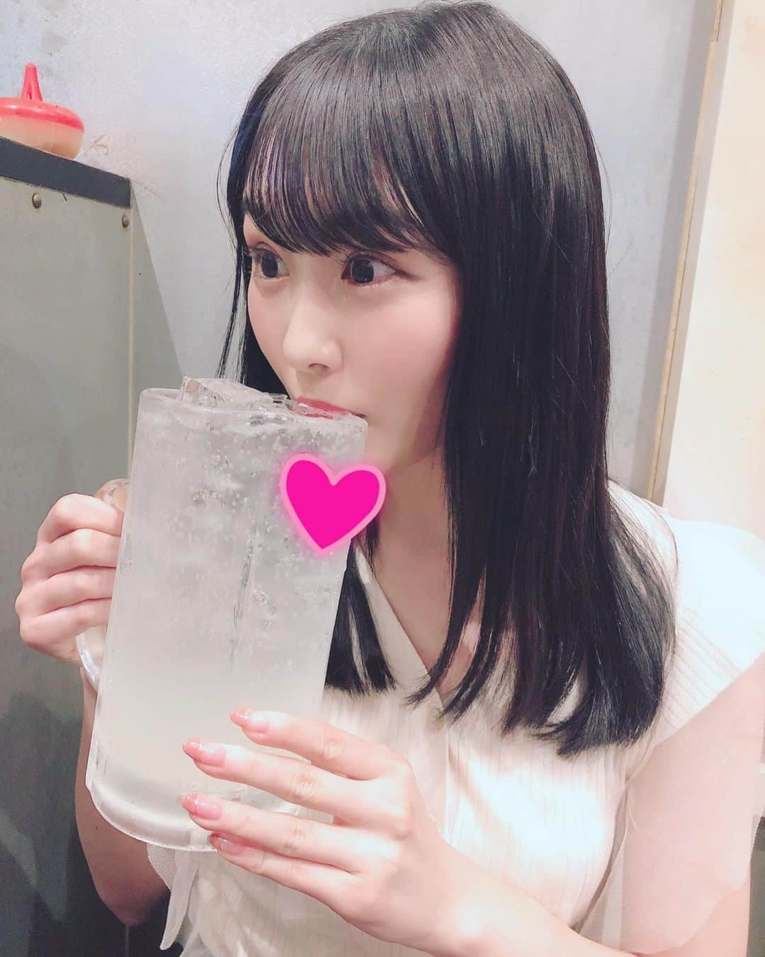 川上礼奈さんのインスタグラム写真 - (川上礼奈Instagram)「. こんな大きいの見た事ない😳🍹 お腹ちゃぷんちゃぷん😶💕 ※炭酸ジュースです。笑」10月16日 23時30分 - kawakami_rena