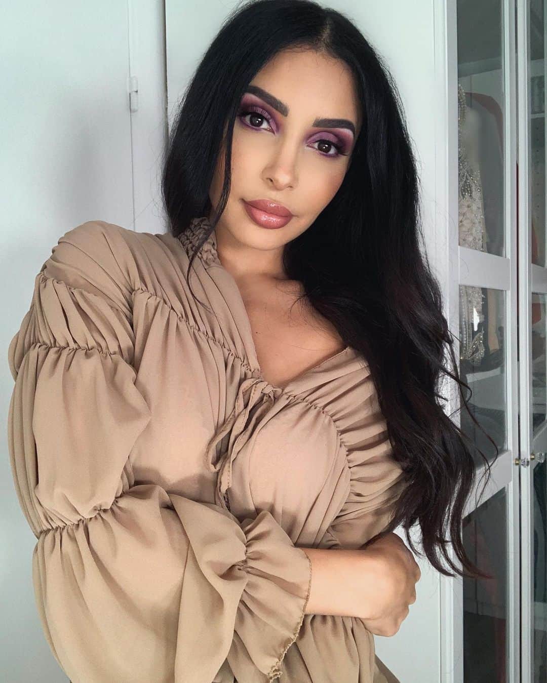 sananasのインスタグラム：「Vous aviez eu un gros coup de coeur 💜pour ce make up ! Tadaaaaa il est en ligne 😆Je vous mets le lien dans la bio mes ananas ! Vous voudriez voir quoi comme teintes de make up en ce moment ? Dites moi 😘 . . #PurpleMakeUp #MaquillageViolet #MakeUpViolet #MakeUp」