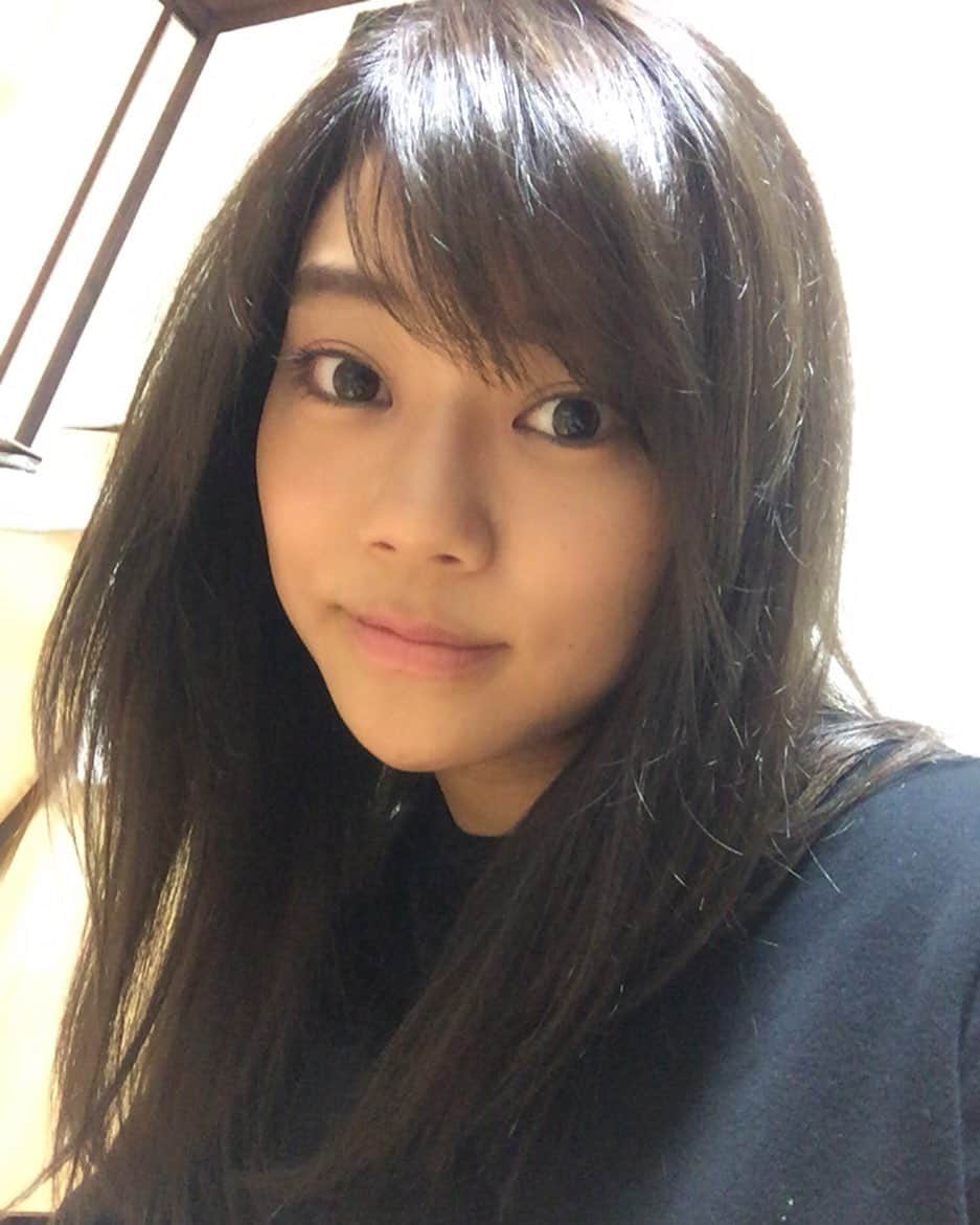 のインスタグラム：「3years ago... Time passes so fast.  3年前やて。笑笑　少しは成長したかな、多分！笑　て、来年も再来年もまた思えるように。1日充実したー！今日もありがとう！って思いながらお布団に入ったらいい感じ✌︎ 1日を終え夜ご飯に餃子作って！たくさん食べて！美味しくて幸せでした😊 ぁあ長い髪が恋しいなあ… 首寒いの🧜🏼‍♀️」