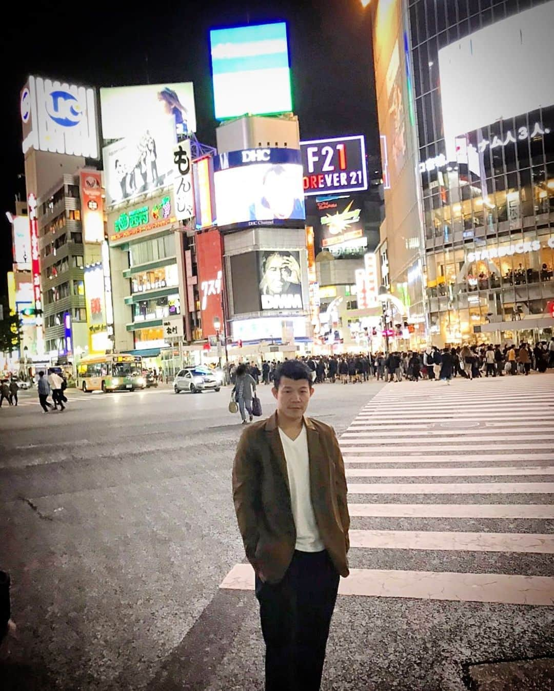 亀田興毅さんのインスタグラム写真 - (亀田興毅Instagram)「亀田興毅、スクランブル交差点降臨…。 #渋谷 #スクランブル交差点 #渋谷駅前交差点 #亀田興毅 #仕上がってる #いききってる」10月16日 23時44分 - kokikameda