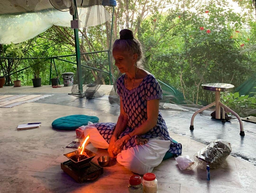 岡清華さんのインスタグラム写真 - (岡清華Instagram)「Hello, everyone. Now I'm in India🇮🇳 for learning traditional treament & healing process.  今、私はAyurveda&とYogaの本場、インドにきています。ガネシュプリという街のファイヤーマウンテンという施設内でアーユルヴェーダのトリートメントと本質的な癒し、更なる心身のつながりや、食事と身体、心、精神との関係性について学ぶ為に1週間のトレーニングに参加しています。勿論私の師匠でありアーユルヴェーダの第一人者、マイラリューイン氏の元です。アシスタントのケルシーには5年振りに会えました。( 相当なハードスケジュールな為、本日3日目、ようやく少しだけ記事を投稿する余裕を作ることが出来てきました。) . . 私自身、オイルマッサージなどのセラピーを受けるのは大好きで、ヨガを始める前までは週に1度は受けていましたし、リラクゼーションとしてこオイルマッサージは最近でもよく受けていました。  管理栄養士であり食の専門家である私が、何故伝統医学アーユルヴェーダ、そしてヨガにたどり着いたのか…というお話は、皆さまもうご存知の通りでしょうが、次は何故"トリートメント"が必要なのか。というお話を少しシェアさせてください。  まずは、5年前に食とマインド、身体の繋がりに関しての学びを得たアーユルヴェーダとの出会いから、実践と実感を重ねて、自己変容を幾度となく繰り返して今に辿り着く私ですが、本来の人間の豊かさを取り戻す、個性に合わせた食事、睡眠、そして運動(ヨガ)を実践、啓蒙、情報や時間を提供する中で、 "癒し" と "オイル" の恩恵を非常に大きく感じ始めたからです。  現代、特に東京などの都心部では、普通に過ごしているだけで、心や身体に何か不調を感じ、更にその不調に向き合い、改善しないことにより病気を発症することは、稀なことではないと思います。  そこで、私がこの5年間をかけて、食事、睡眠、運動(yoga)に加えて最もパワフルに私自身の不調を改善し、コンディションを整え、更には内側から溢れるバイタリティを保っているのが、このオイルの薬効であり、人とのエネルギーの繋がり=癒し です。  私は自分自身を、そしてお客様を、人間一人ひとりを、更には環境にも…全てのものに関してホリスティックに考えることを大切にしていますが、自身、そして身の回りの人達も含め、現代の不調和を調和の方向へ向かわせる為には、"癒し"というものが、必須になってくるのではないかと思っています。  なんだか何をしても満たされない気持ち…いつも誰かを、なにかを、求めてしまう…  それは、自分自身の心と身体の繋がりができていない時に、誰かを何かを、求めてしまうと言われています。  しかし自分自身を整える為にも、エネルギーが整った環境で、エネルギー整った他人により、心身の調和へと導くことができるのが、ヒーリングの素晴らしさです。  今回のトリートメントトレーニングでは、エネルギーの整ったセラピストにより自分に合ったオイルを、身体のエネルギーの流れに沿って塗布し、染み込ませ、流すヒーリングを主に学んでいます。  今日は、受ける側も施術側も、どちらも体験をしましたが、まず普通のトリートメントとは訳が違う、これ以上ない癒しと幸福感を感じたこと。そして、施術する際にも、クライアントの身体に触れるということは、莫大なエネルギーを使うということと同時に、施術側も癒しを授与するということを体感しました。  アーユルヴェーダの叡智が教えてくれる癒し、とは単純な身体的なトリートメントではなく、本来の人間があるべき姿、精神性、肉体、心のメカニズムについても学んでいきます。  人間同士の身体的な繋がりは、マインドやスピリットも通わせることになり、エネルギーの交換が行われていることを改めて実感しました。  私がこのトレーニングを受けている理由は、勿論自分自身の知見を深める為でも有りますが、深く学ぶことで、広く多くの人々に更なるホリスティックな様々なアプローチで豊かなライフスタイルを提案できると確信し、次の事業へのステージを計画しています。  いち早くより多くの方々のそれぞれにとっての必要なモノ、ヒト、コトを、限りないアプローチで提案できるよう、まだまだ私の学びの旅は続いていきそうです。それではまた👋 . . . ※取り急ぎ、お申し込みフォームは未完成ですが、女性を輝かせるオイルのセルフケアのWSを11月25日(月)19:00〜21:00 にて予定しています。興味をお持ちいただける方はスケジュールを空けておいてくださいね。 . . #ayurveda #healing #treatment #india #training #learningtrip #アーユルヴェーダ #ホリスティック  #ライフスタイル #本質的 な #豊かさ #調和 #本来の姿 #個性 #本物 #価値 #女性 #輝き #より良い人生の為の生活の知恵」10月16日 23時57分 - okasaya