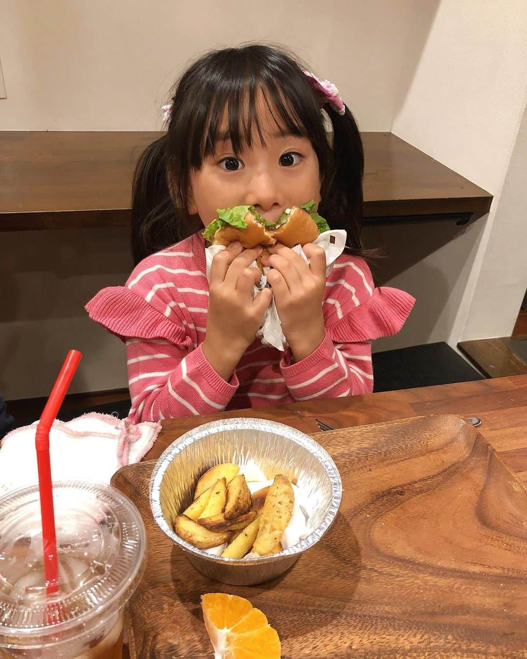 みきママさんのインスタグラム写真 - (みきママInstagram)「【晩御飯はマック風テリヤキバーガーです！！】.﻿ .﻿ . ﻿ 晩御飯の話は、ブログ「藤原家の毎日家ごはん」を見てください🤗🤗🤗.﻿ .﻿ .﻿ .﻿ .﻿ .﻿ 私のプロフィールにあるURLから今日10/16のブログに飛べます🚀🚀🚀.﻿ .﻿ .﻿ .﻿ . .﻿ .﻿ ﻿ #晩御飯  #てりやきマックバーガー 風# #dinner  #fnceat #ハンバーガー  #humberger #テリヤキバーガー #照り焼き #teriyaki」10月17日 0時01分 - mikimama_official