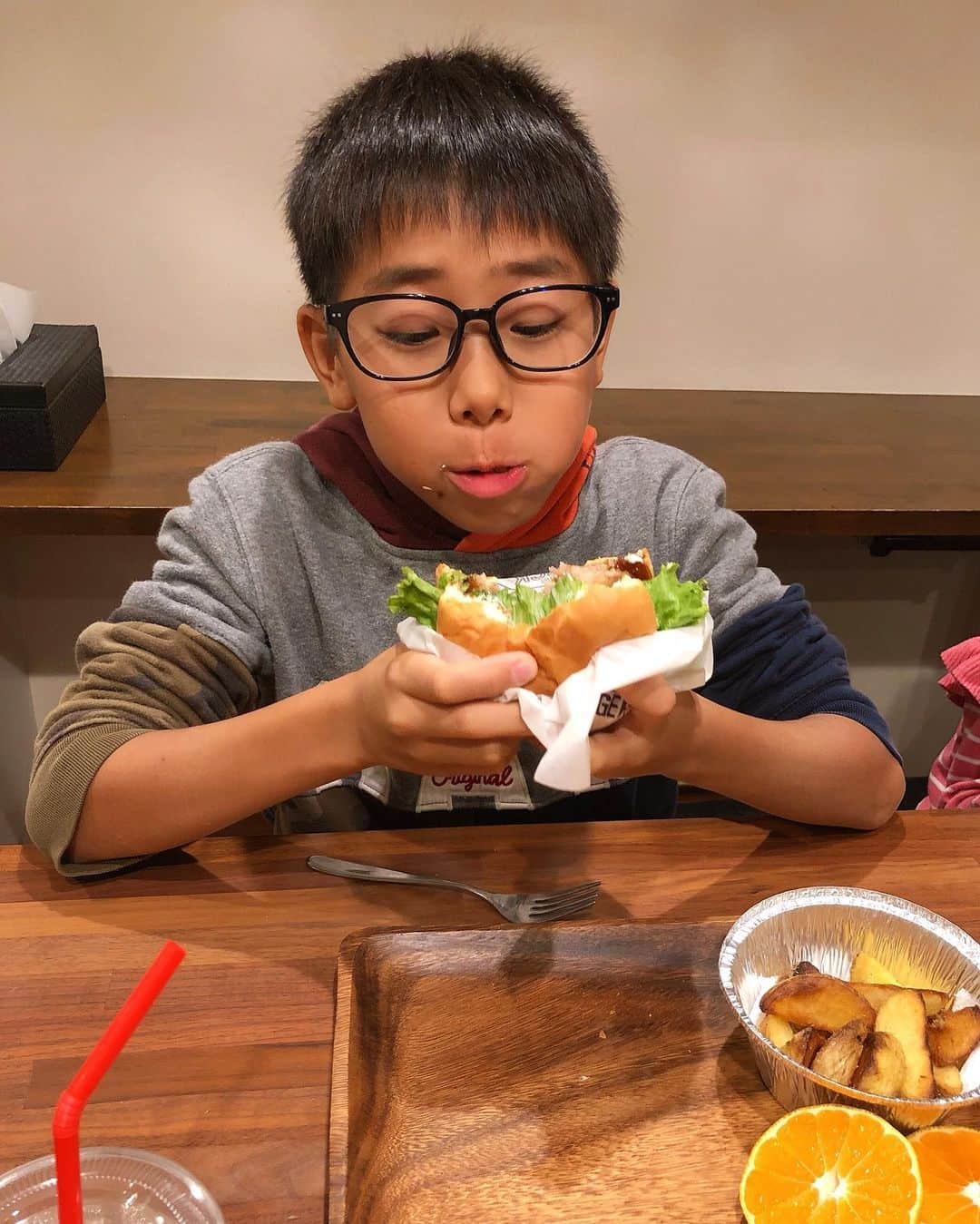 みきママさんのインスタグラム写真 - (みきママInstagram)「【晩御飯はマック風テリヤキバーガーです！！】.﻿ .﻿ . ﻿ 晩御飯の話は、ブログ「藤原家の毎日家ごはん」を見てください🤗🤗🤗.﻿ .﻿ .﻿ .﻿ .﻿ .﻿ 私のプロフィールにあるURLから今日10/16のブログに飛べます🚀🚀🚀.﻿ .﻿ .﻿ .﻿ . .﻿ .﻿ ﻿ #晩御飯  #てりやきマックバーガー 風# #dinner  #fnceat #ハンバーガー  #humberger #テリヤキバーガー #照り焼き #teriyaki」10月17日 0時01分 - mikimama_official